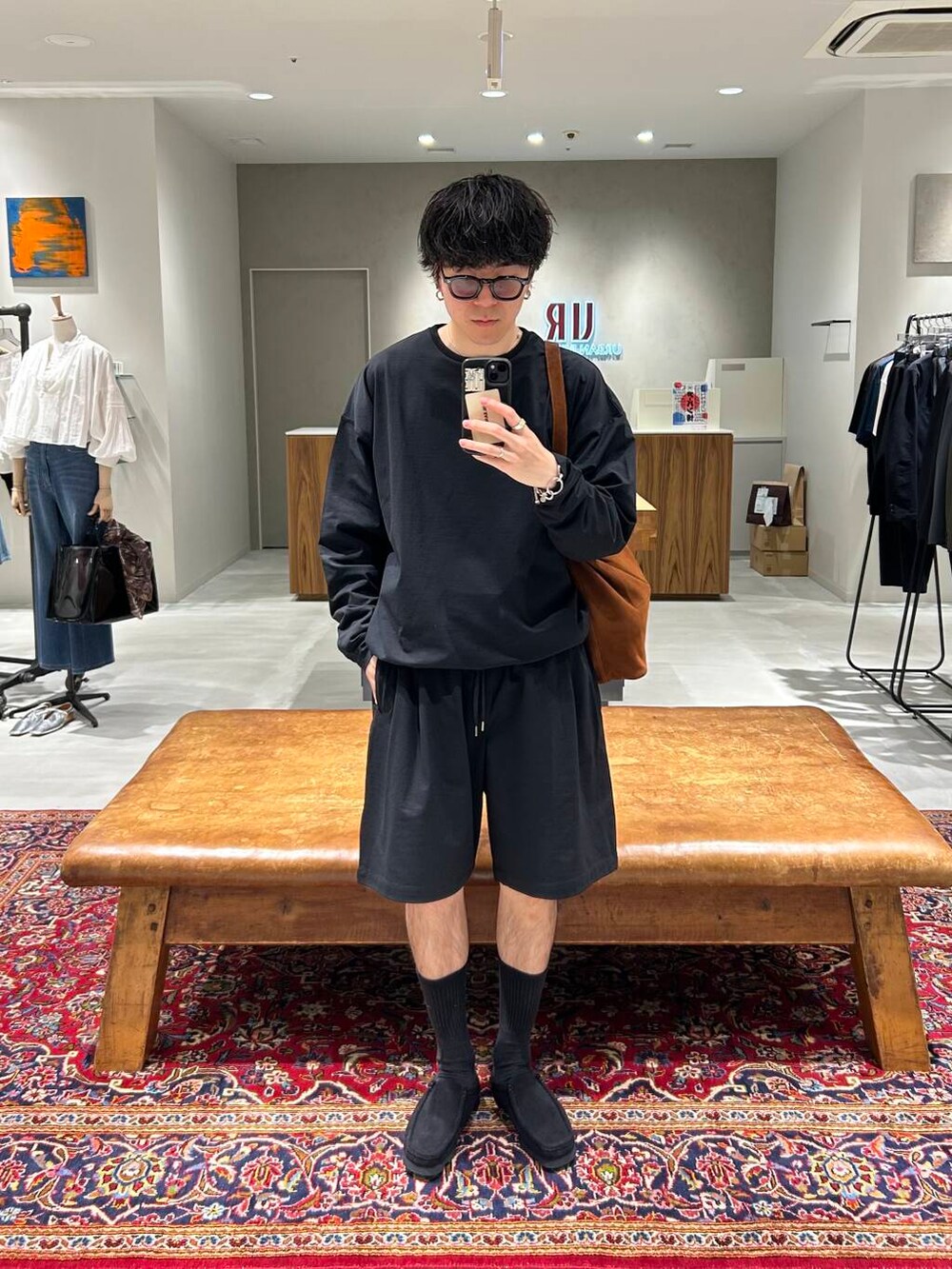 ブラック系のその他シューズ、ブルー系のTシャツ/カットソー、ブルー系のその他パンツを着用したメンズの春コーディネートの2枚目の写真