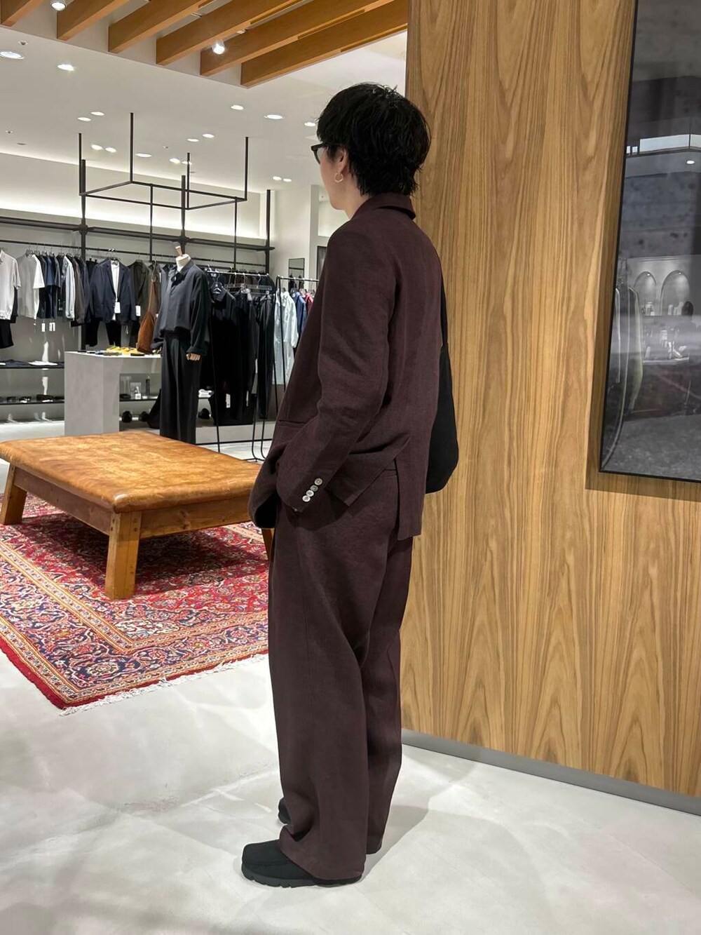 「別注、デートコーデ、newarrival、綺麗めカジュアル、ここでしか手に入らない別注アイテム、スタッフのこれ買いました、わたしのイチ推しブランド、外遊びコーデ、newbasic、春のジャケットスタイル」｜「ClarksのClarks　Wallabee Slip（その他シューズ、ブラック系）」を使った、nishioka さん（メンズ・170cm）の春コーディネートの3枚目の写真