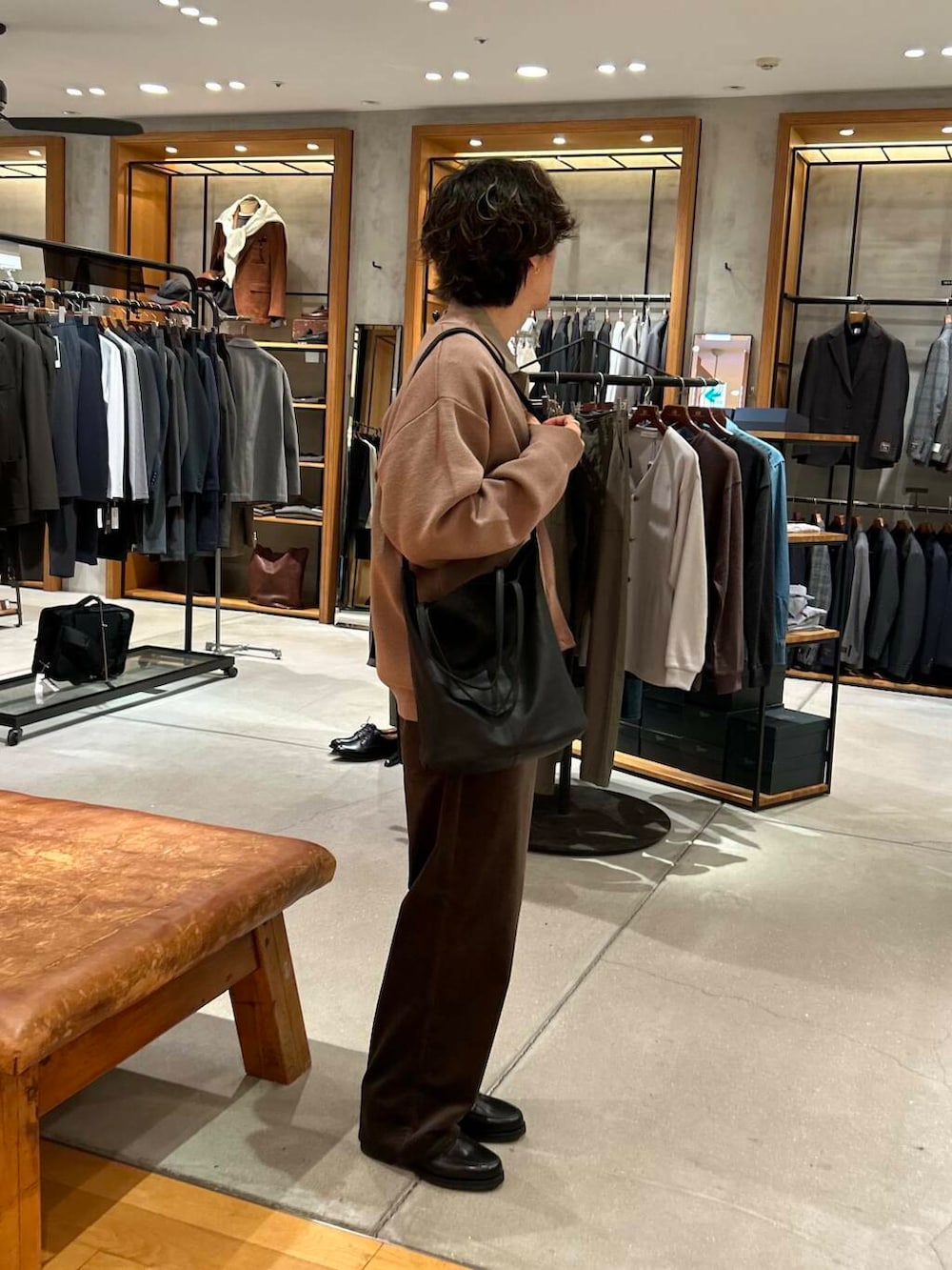 ブラック系のローファー、ベージュ系のシャツ/ブラウス、ベージュ系のカーディガン/ボレロを着用したメンズの秋コーディネートの3枚目の写真