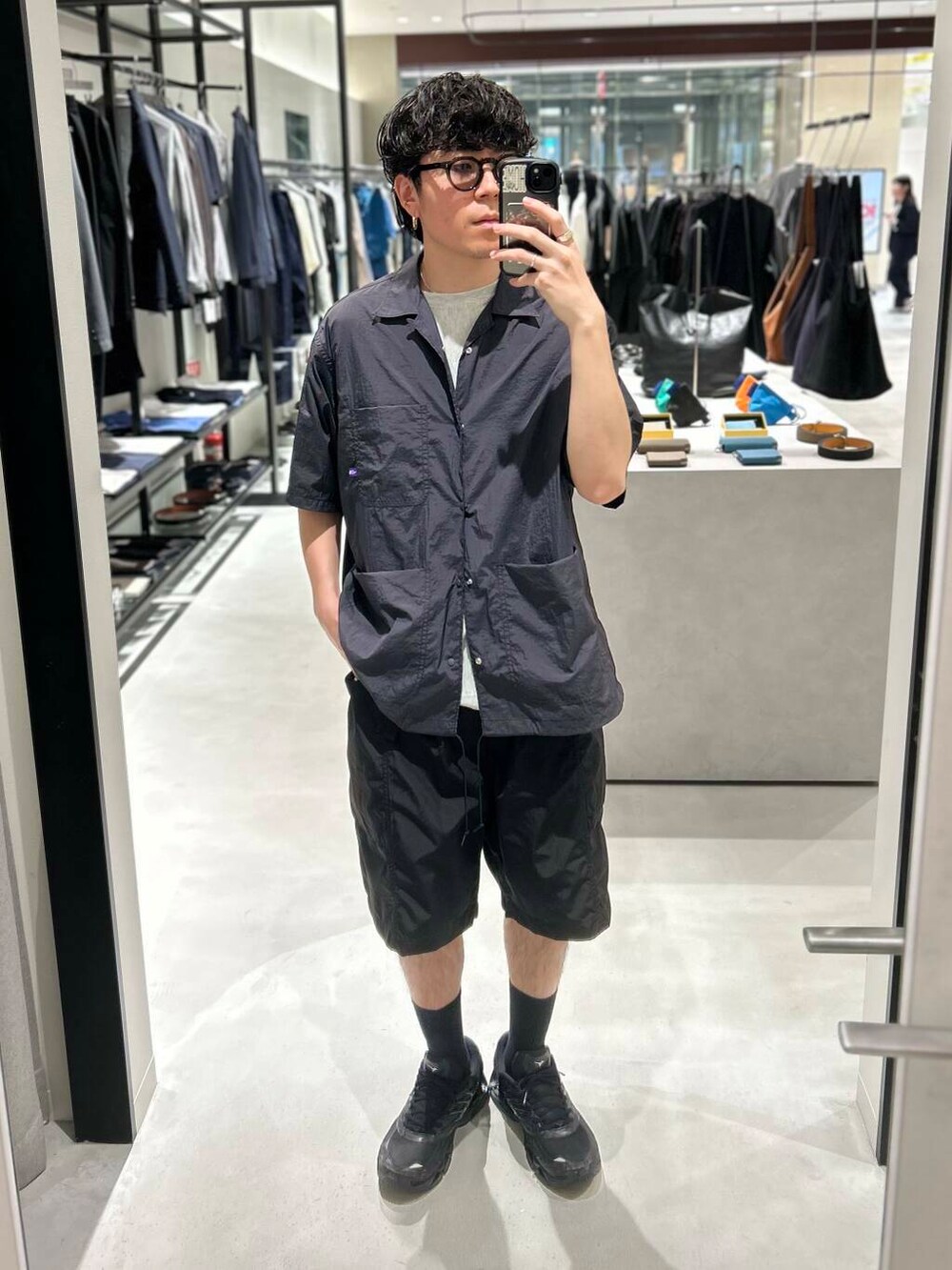 「別注、デートコーデ、newarrival、休日スタイル、綺麗めカジュアル、thenorthfacepurplelabel、旅行コーデ、暑い、ここでしか手に入らない別注アイテム、スタッフのこれ買いました、わたしのイチ推しブランド、外遊びコーデ、newbasic」｜「ChampionのLOWERCASE×Champion　速乾ReverseWEave TEE（Tシャツ/カットソー、グレー系）」を使った、nishioka さん（メンズ・170cm）の春コーディネートの2枚目の写真