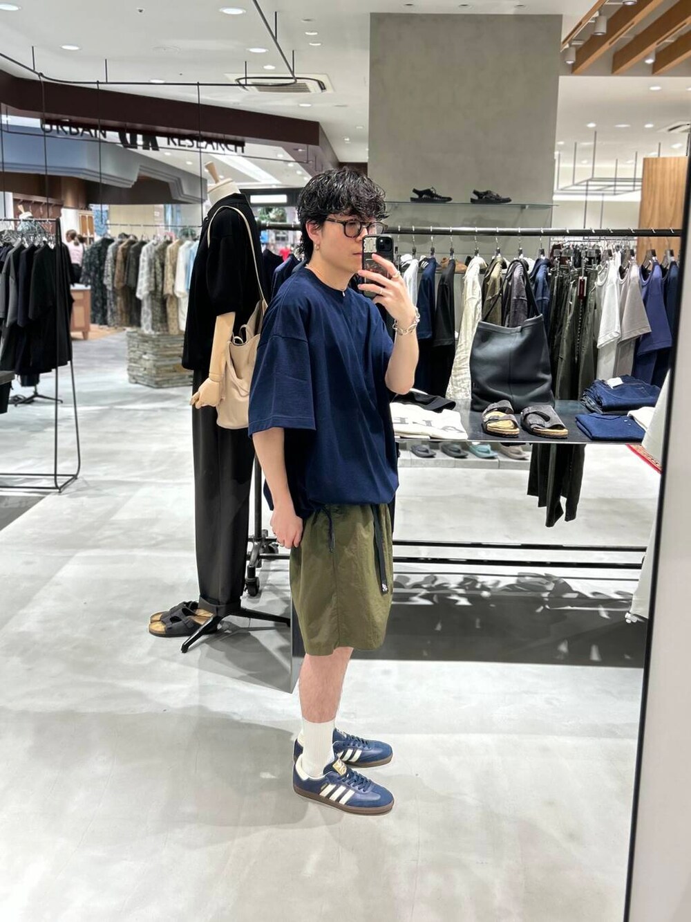 グリーン系のその他パンツを着用したメンズの夏コーディネートの2枚目の写真