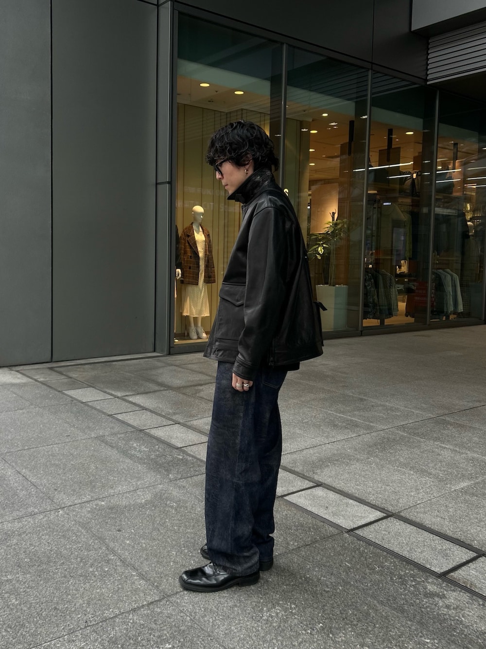 ブラック系のその他アウター、ブルー系のその他パンツ、ブラック系のショルダーバッグを着用したメンズの冬コーディネートの2枚目の写真