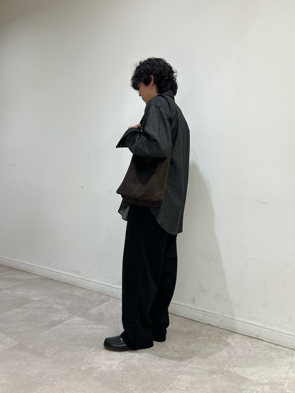 ブラック系のその他パンツ、ブラック系のシャツ/ブラウス、ブラウン系のベルトを着用したメンズの秋コーディネートの2枚目の写真