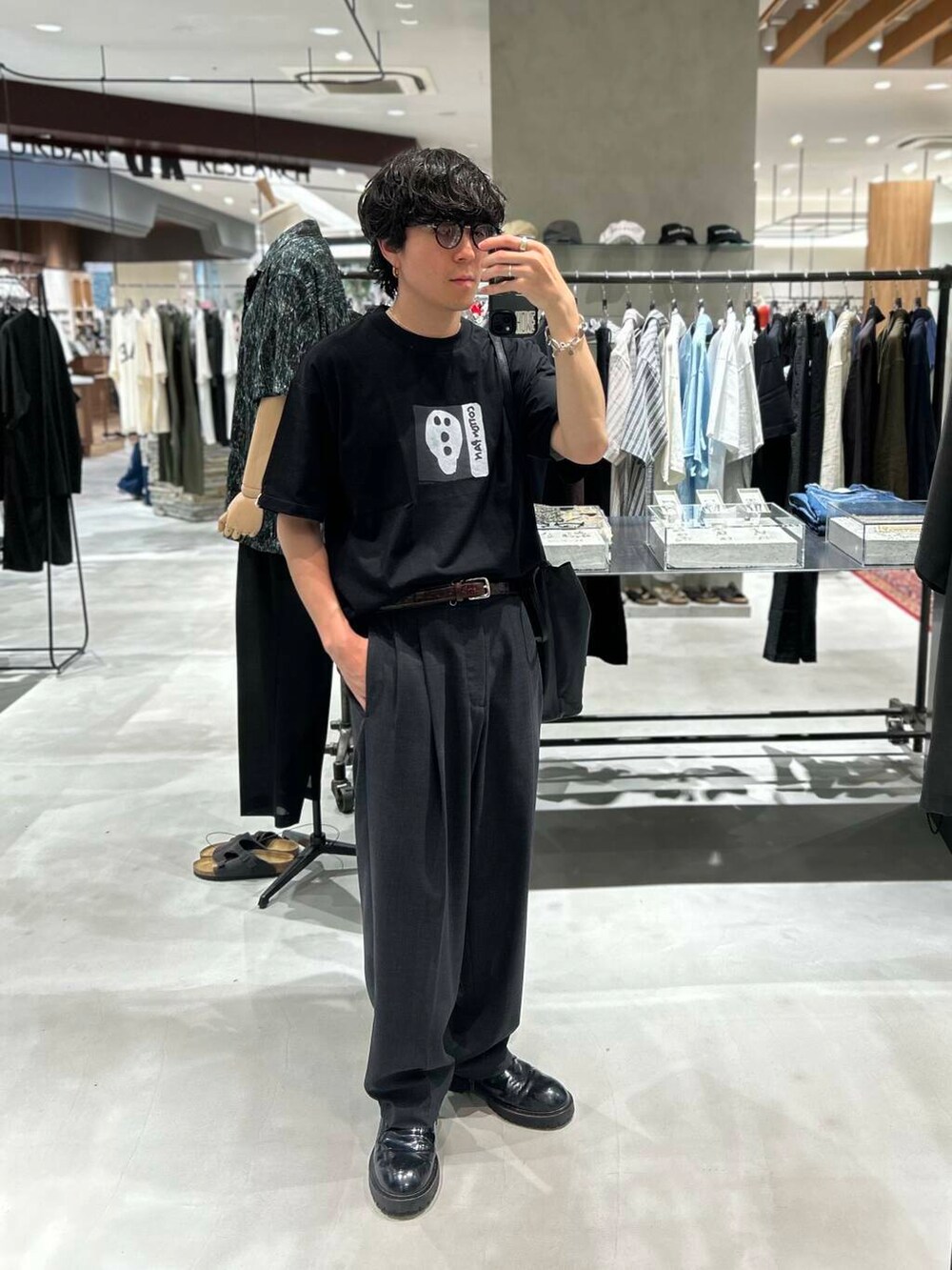 グレー系のその他パンツ、ブラック系のTシャツ/カットソーを着用したメンズの夏コーディネートの2枚目の写真