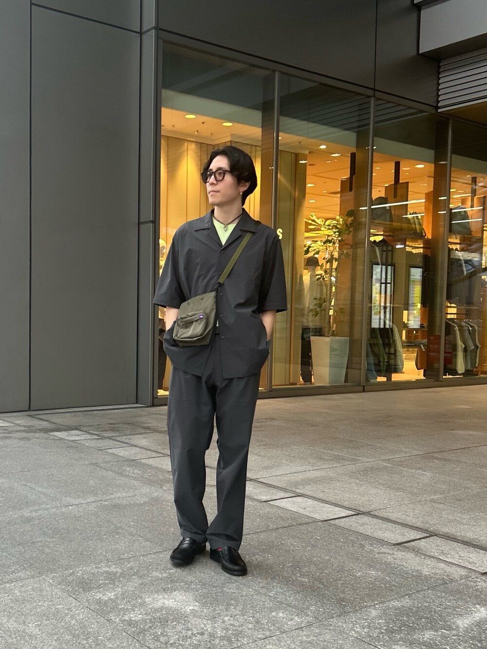 グレー系のシャツ/ブラウス、グレー系のその他パンツ、ブラック系のローファーを着用したメンズの春コーディネートの2枚目の写真