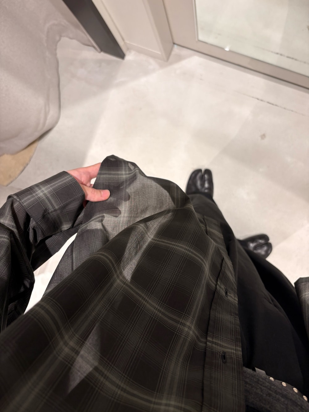 ブラック系のシャツ/ブラウス、ブラック系のその他パンツ、ゴールド系のメガネを着用したメンズの夏コーディネートの3枚目の写真