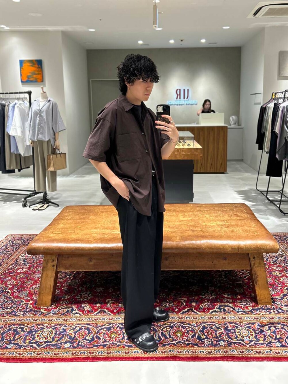 レッド系のシャツ/ブラウス、ブラック系のベルトを着用したメンズの夏コーディネートの2枚目の写真