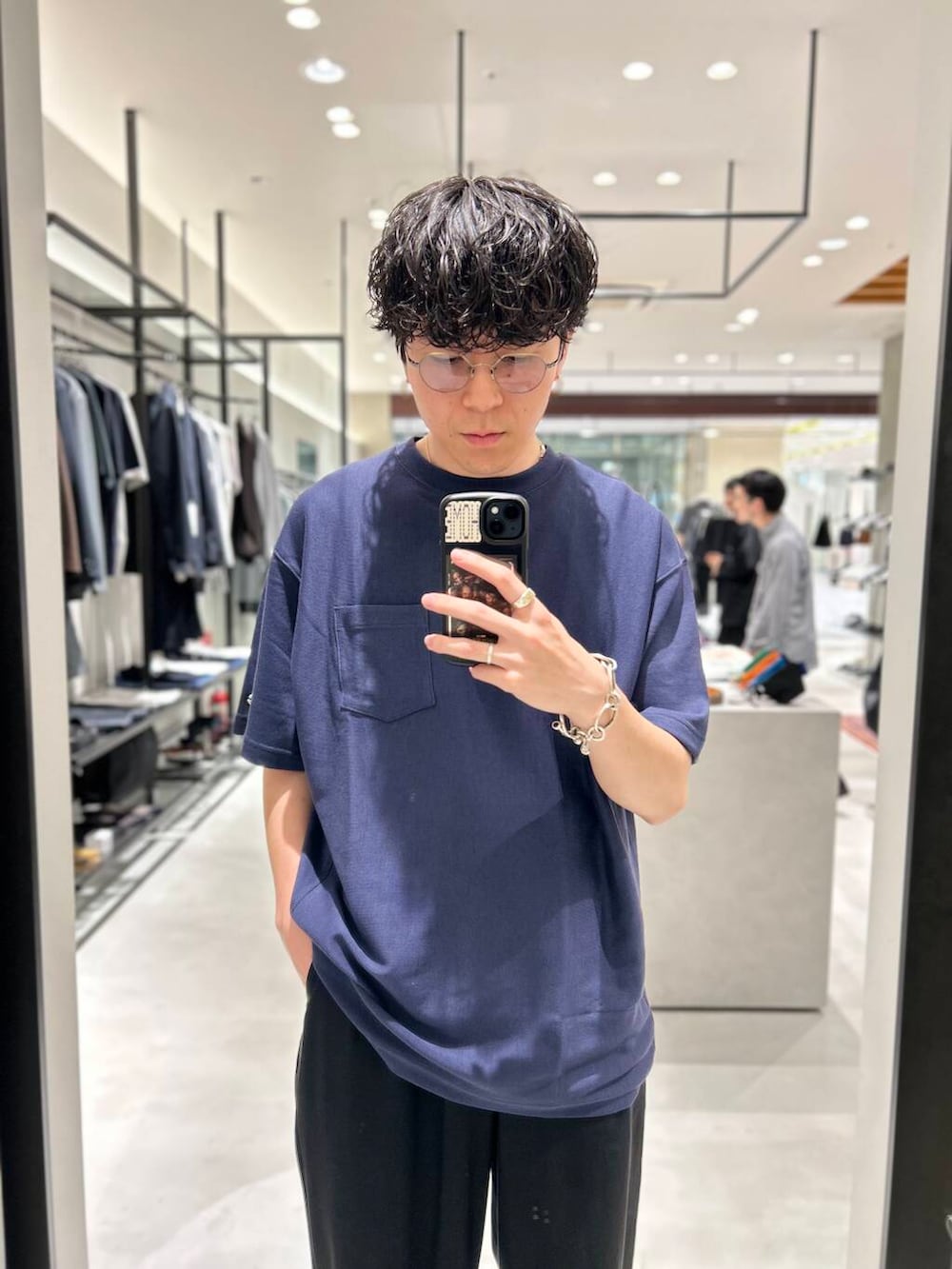 「別注、デートコーデ、newarrival、休日スタイル、綺麗めカジュアル、旅行コーデ、暑い、ここでしか手に入らない別注アイテム、スタッフのこれ買いました、わたしのイチ推しブランド、外遊びコーデ、newbasic、休日リラックススタイル」｜「SALOMONのSALOMON　XT-6 GTX（スニーカー、ブルー系）」を使った、nishioka さん（メンズ・170cm）の夏コーディネートの3枚目の写真