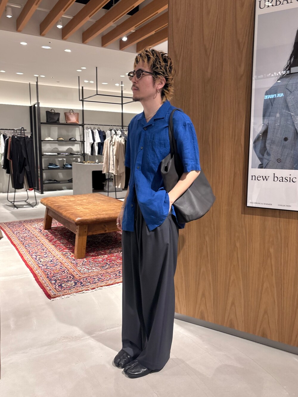 ブルー系のシャツ/ブラウス、グレー系のその他パンツ、ブラック系のメガネを着用したメンズの夏コーディネートの3枚目の写真