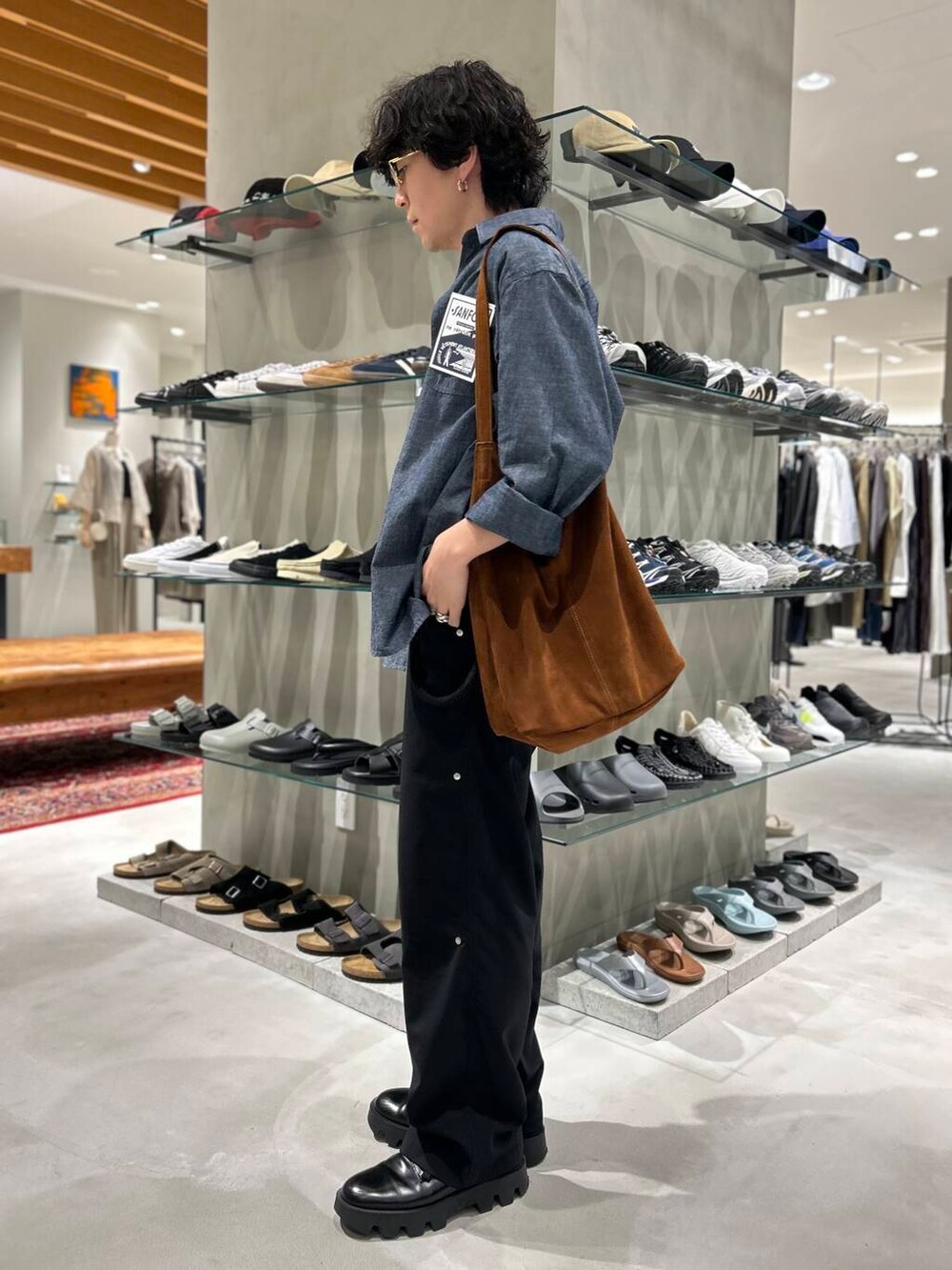 ブルー系のシャツ/ブラウスを着用したメンズの夏コーディネートの2枚目の写真