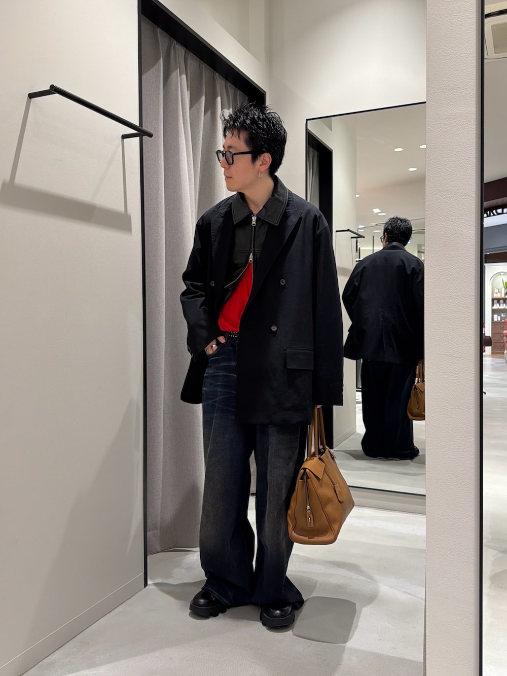 ブラック系のその他アウターを着用したメンズの春コーディネートの3枚目の写真