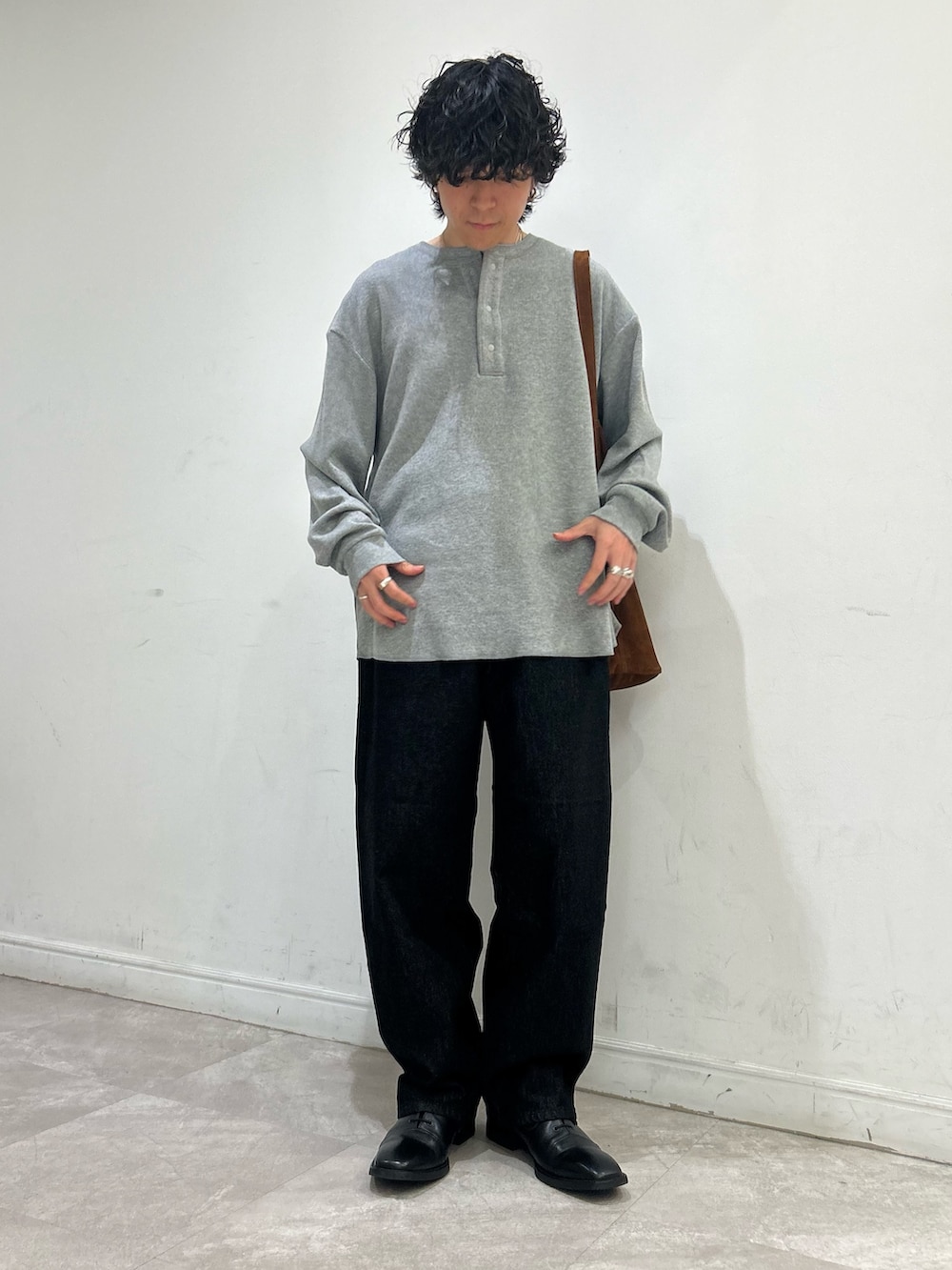 グレー系のTシャツ/カットソー、ブラック系のデニムパンツ、ブラウン系のトートバッグを着用したメンズの夏コーディネートの3枚目の写真