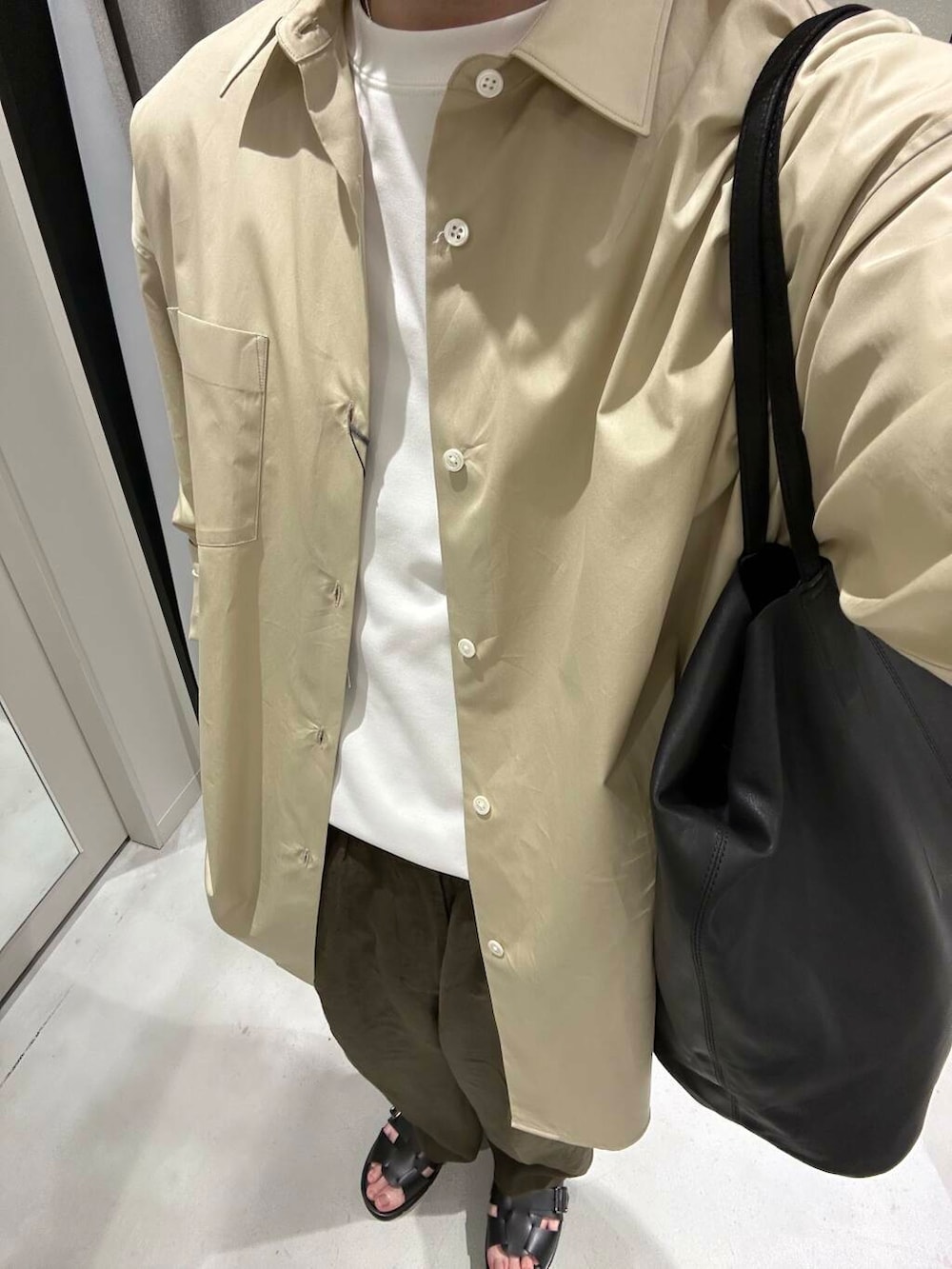 「別注、デートコーデ、リネン、newarrival、休日スタイル、綺麗めカジュアル、旅行コーデ、暑い、ここでしか手に入らない別注アイテム、スタッフのこれ買いました、わたしのイチ推しブランド、外遊びコーデ、newbasic、休日リラックススタイル、リネン着こなし術」｜「THOMAS MASONのnew basic　THOMAS MASON OVER SHIRTS（シャツ/ブラウス、ベージュ系）」を使った、nishioka さん（メンズ・170cm）の春コーディネートの2枚目の写真