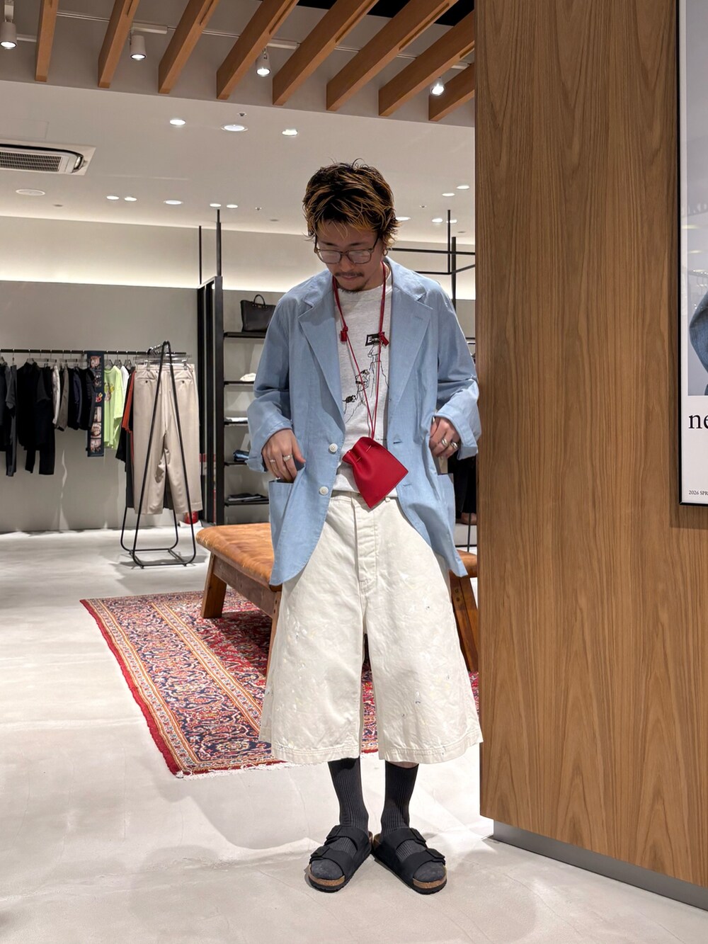 ブルー系のテーラードジャケット、ホワイト系のその他パンツ、ブラック系のサンダルを着用したメンズの夏コーディネートの2枚目の写真