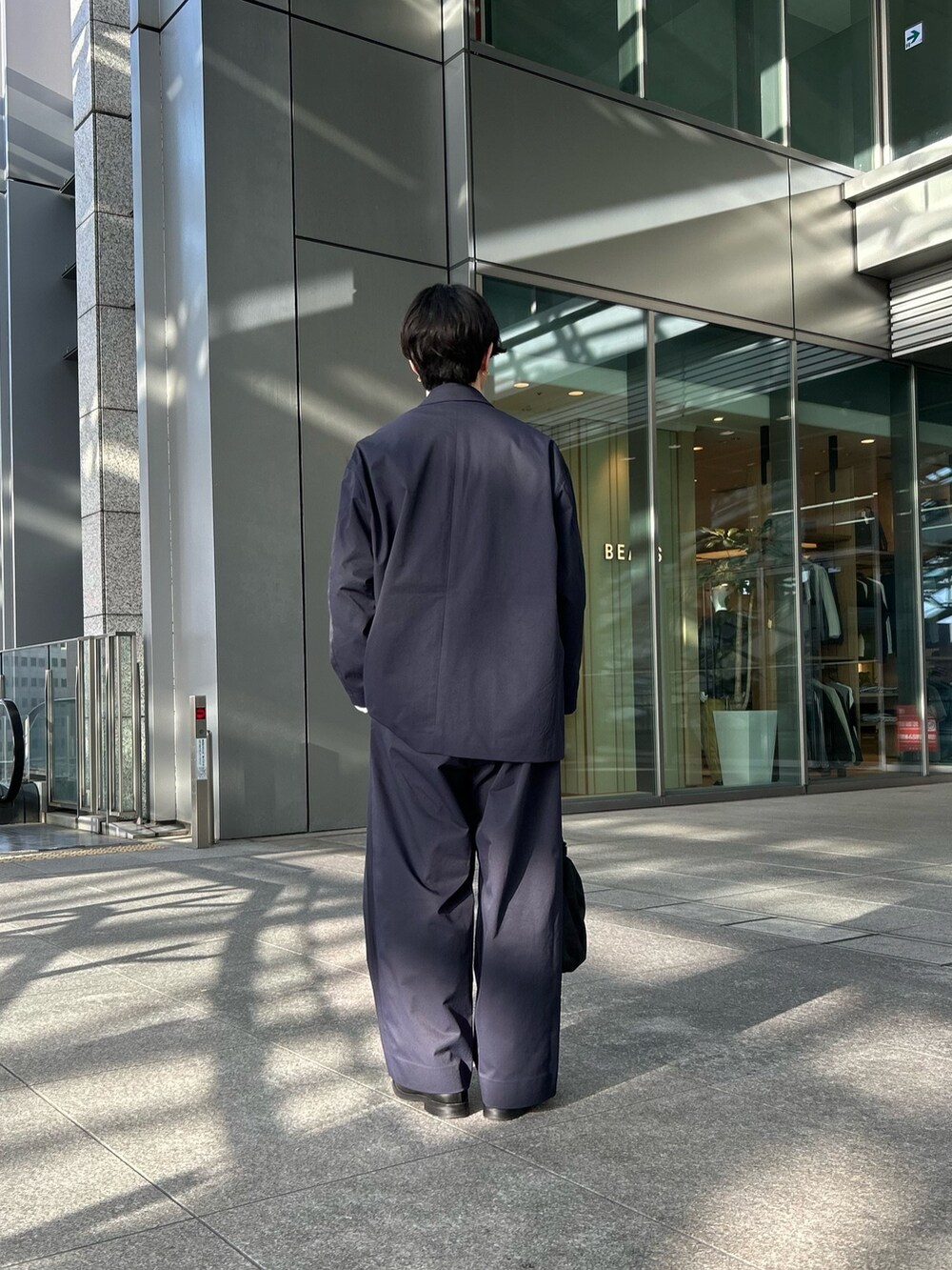 ブルー系のその他パンツ、ブルー系のその他アウター、ブラック系のドレスシューズを着用したメンズの春コーディネートの5枚目の写真