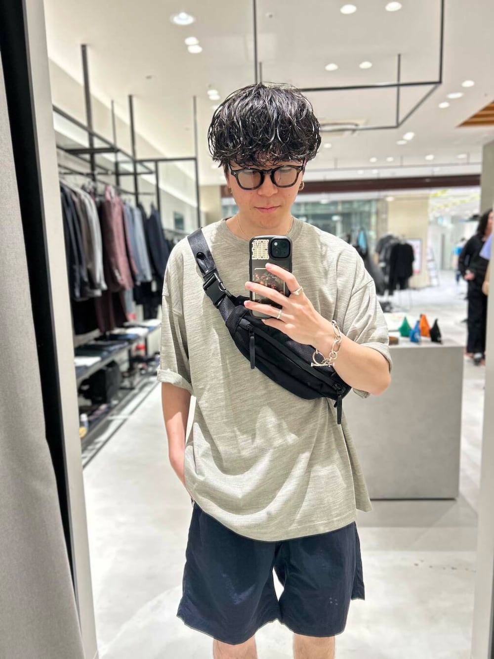 ブルー系のその他パンツ、ブラック系のショルダーバッグ、グレー系のスニーカーを着用したメンズの夏コーディネートの2枚目の写真