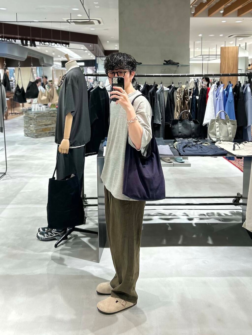 「別注、デートコーデ、リネン、newarrival、休日スタイル、綺麗めカジュアル、旅行コーデ、暑い、きれいめtシャツ、ここでしか手に入らない別注アイテム、スタッフのこれ買いました、わたしのイチ推しブランド、外遊びコーデ、newbasic」｜「BIRKENSTOCKのBIRKENSTOCK　Boston(Narrow)（サンダル、ベージュ系）」を使った、nishioka さん（メンズ・170cm）の夏コーディネートの2枚目の写真