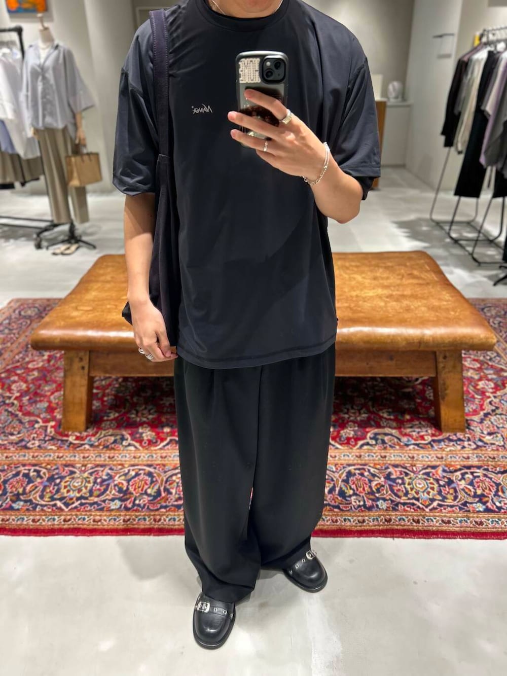 ブラック系のTシャツ/カットソー、ブラック系のベルトを着用したメンズの夏コーディネートの3枚目の写真