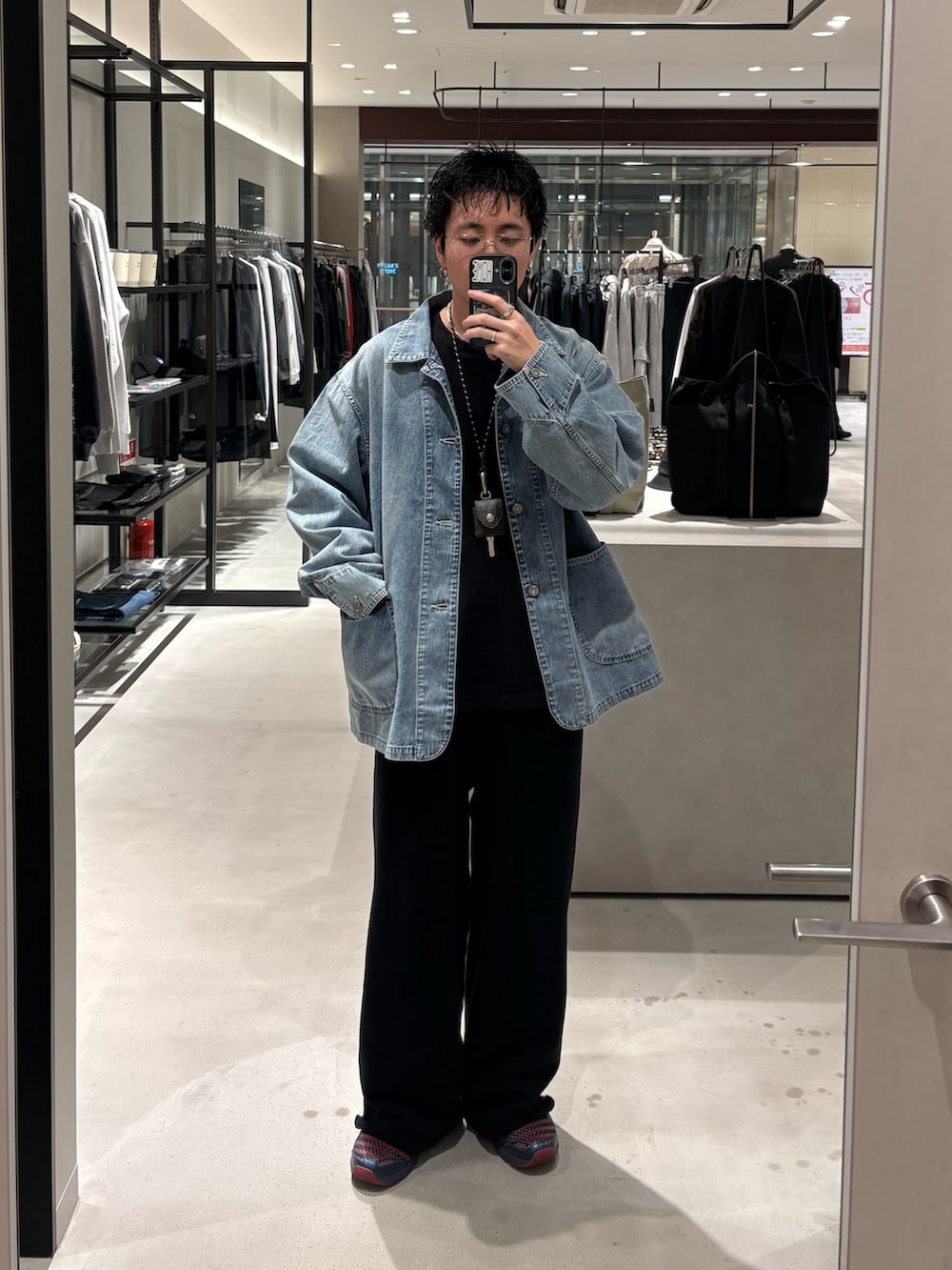 ブラック系のスウェットパンツ、ブルー系のデニムジャケットを着用したメンズの春コーディネートの2枚目の写真