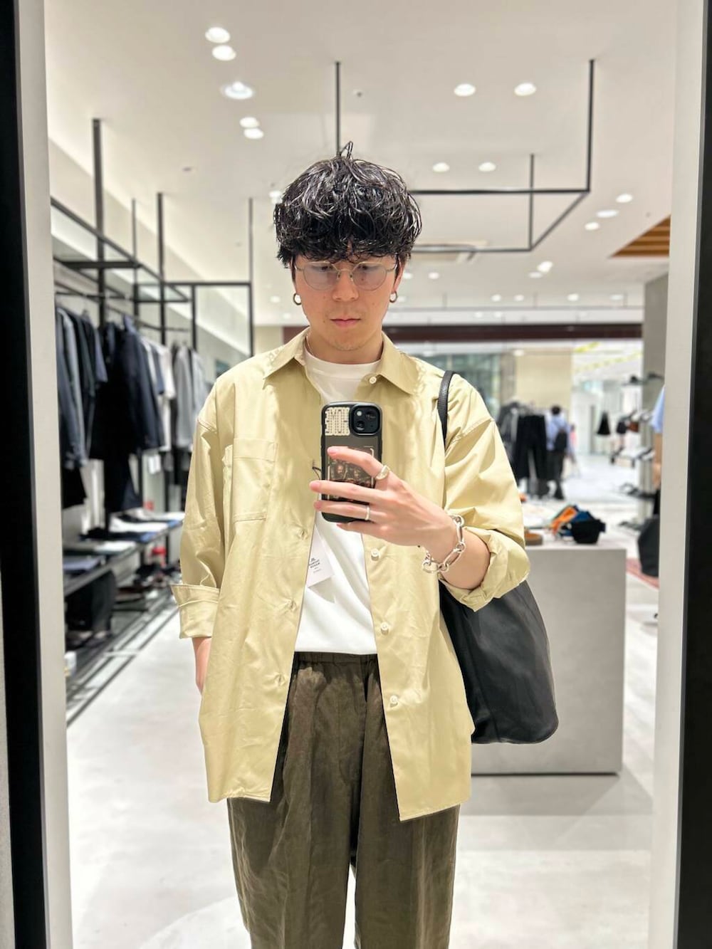 「別注、デートコーデ、リネン、newarrival、休日スタイル、綺麗めカジュアル、旅行コーデ、暑い、ここでしか手に入らない別注アイテム、スタッフのこれ買いました、わたしのイチ推しブランド、外遊びコーデ、newbasic、休日リラックススタイル、リネン着こなし術」｜「THOMAS MASONのnew basic　THOMAS MASON OVER SHIRTS（シャツ/ブラウス、ベージュ系）」を使った、nishioka さん（メンズ・170cm）の春コーディネートの3枚目の写真