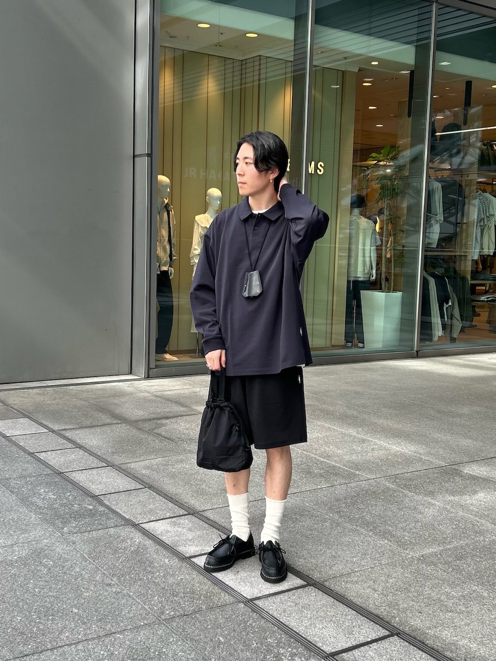 ブルー系のポロシャツ、ブラック系のその他パンツ、ブラック系のブーツを着用したメンズの春コーディネートの2枚目の写真