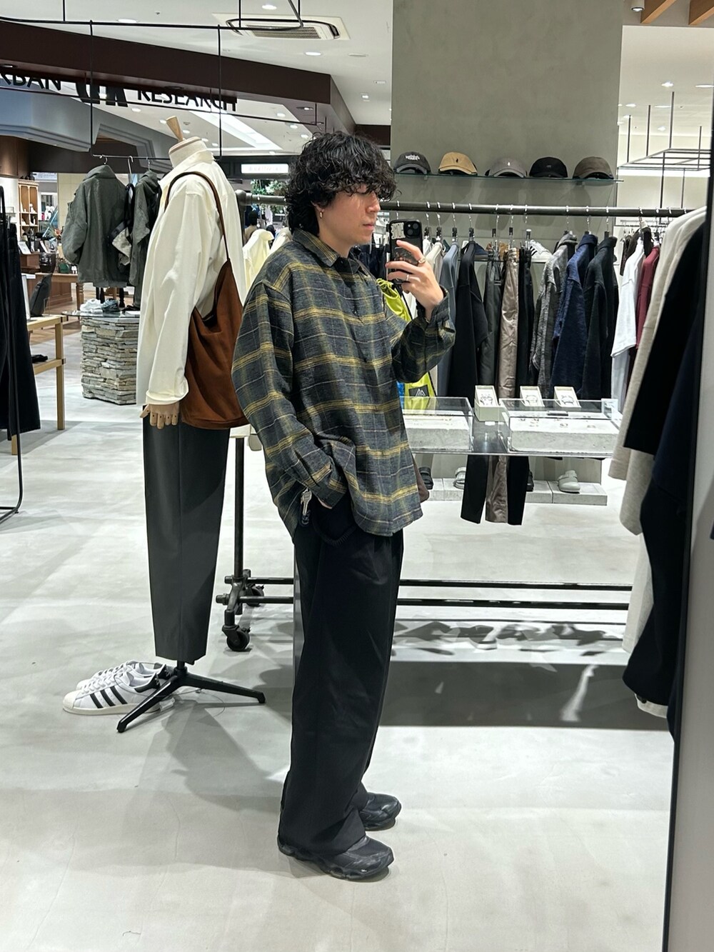 グレー系のシャツ/ブラウス、ブラック系のその他パンツを着用したメンズの秋コーディネートの3枚目の写真