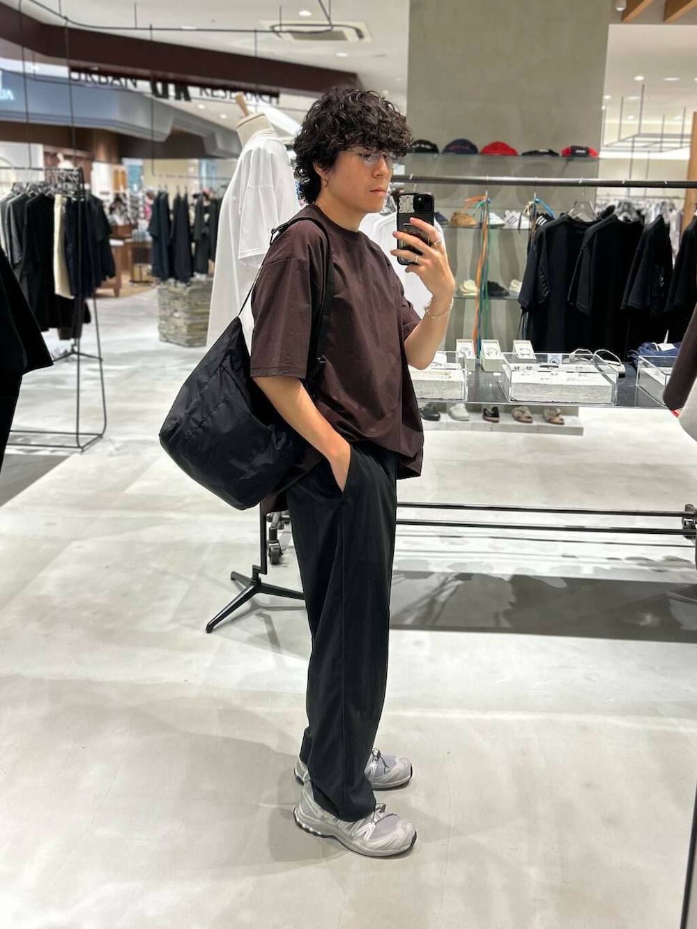 ブラック系のショルダーバッグ、レッド系のTシャツ/カットソー、ブラック系のその他パンツを着用したメンズの夏コーディネートの2枚目の写真