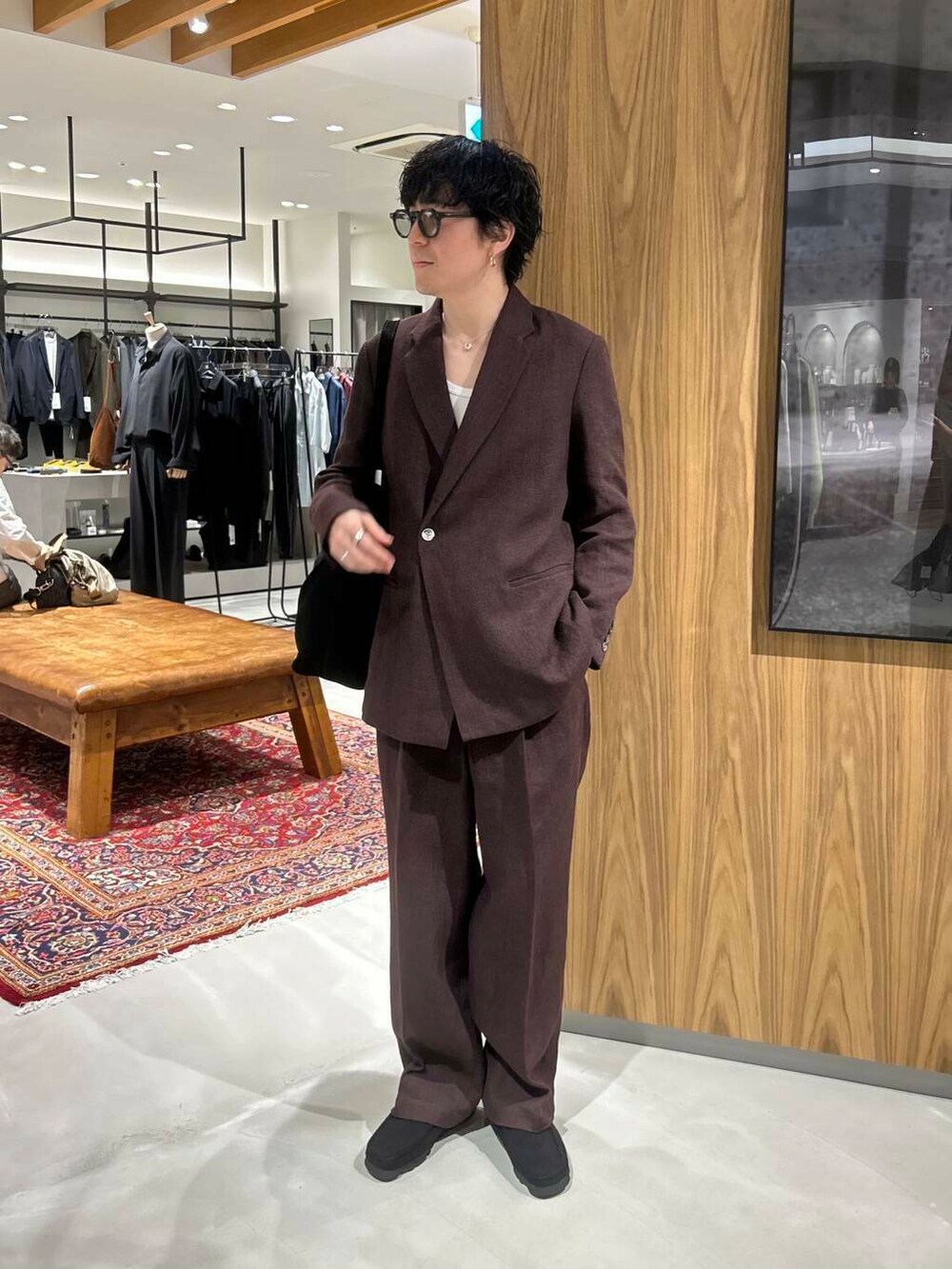 「別注、デートコーデ、newarrival、綺麗めカジュアル、ここでしか手に入らない別注アイテム、スタッフのこれ買いました、わたしのイチ推しブランド、外遊びコーデ、newbasic、春のジャケットスタイル」｜「ClarksのClarks　Wallabee Slip（その他シューズ、ブラック系）」を使った、nishioka さん（メンズ・170cm）の春コーディネートの2枚目の写真