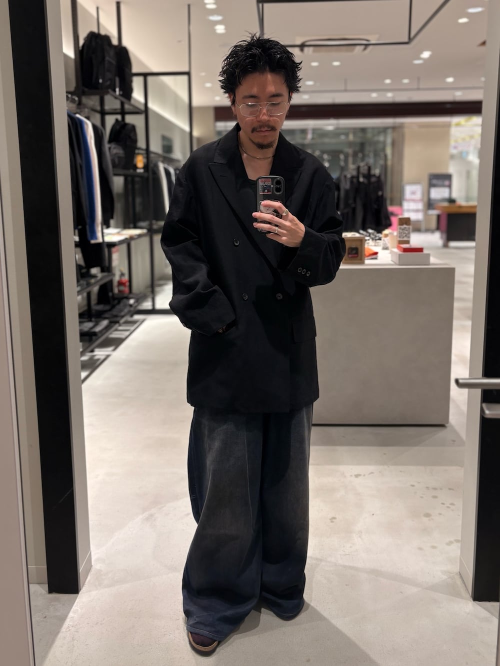 ブラック系のテーラードジャケットを着用したメンズの秋コーディネートの2枚目の写真