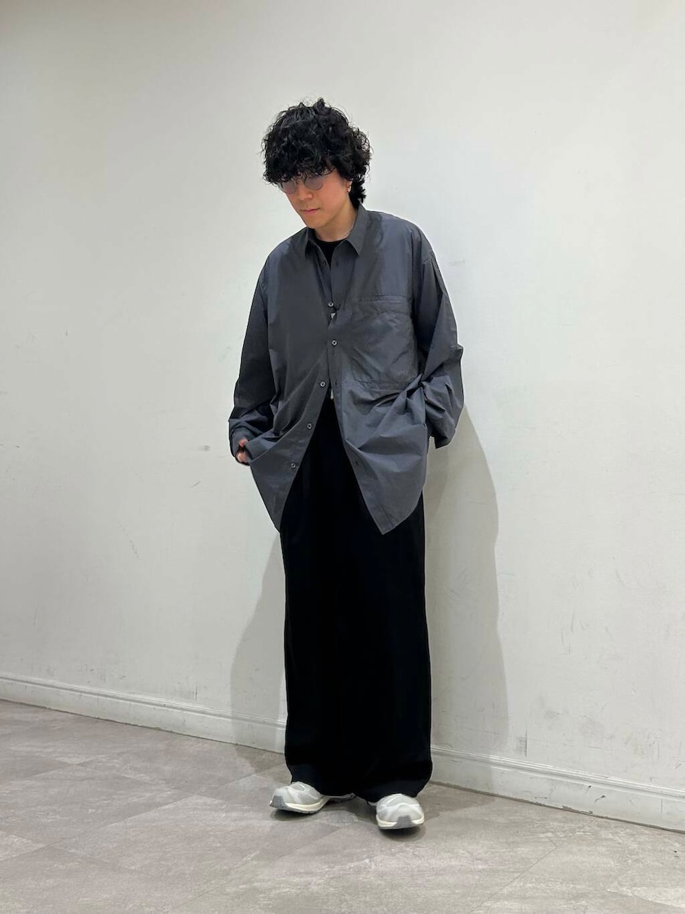 グレー系のシャツ/ブラウス、ホワイト系のスニーカー、ブラック系のその他パンツを着用したメンズの夏コーディネートの2枚目の写真