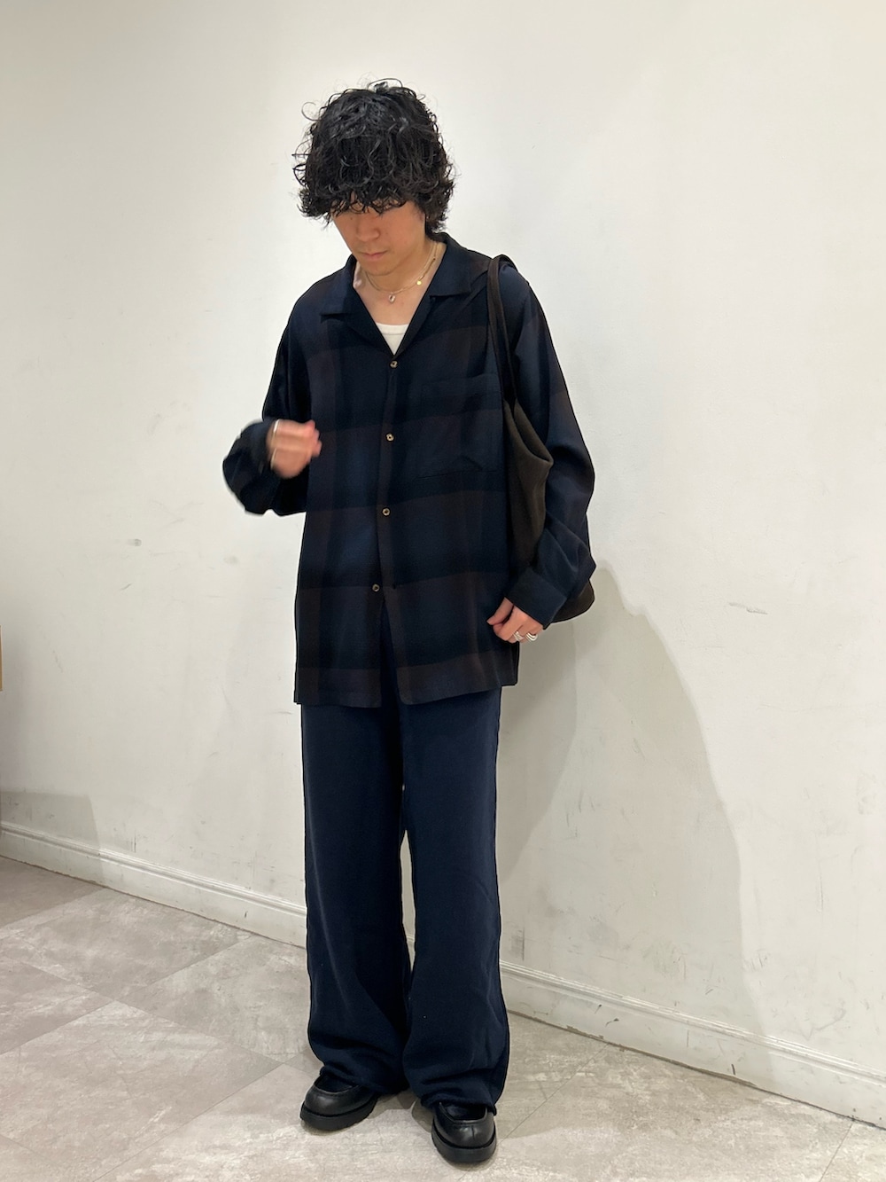 ブルー系のシャツ/ブラウス、ブラウン系のトートバッグ、ブルー系のスウェットパンツを着用したメンズの秋コーディネートの2枚目の写真