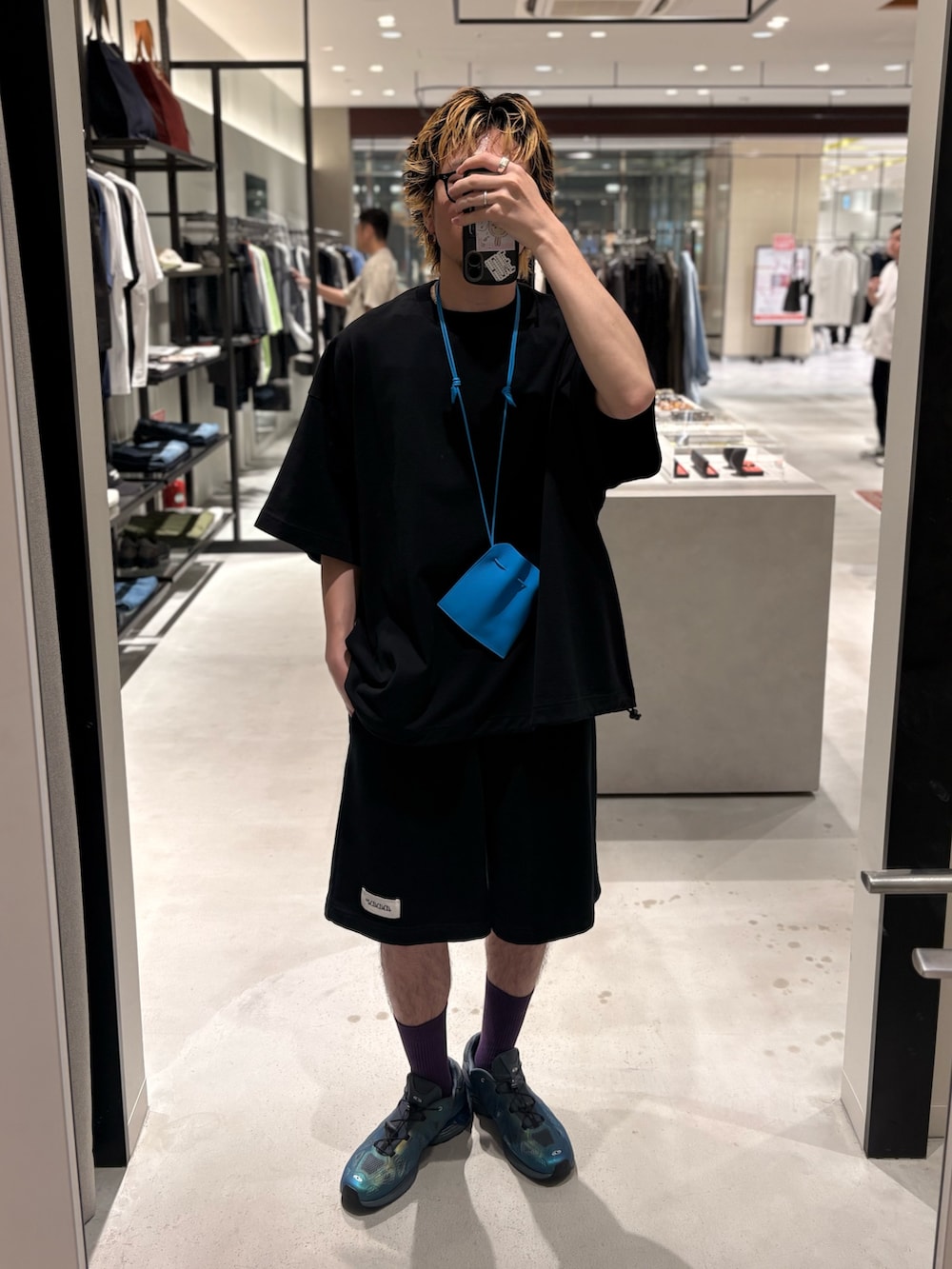 ブラック系のTシャツ/カットソー、ブラック系のその他パンツ、ブルー系のポーチを着用したメンズの夏コーディネートの2枚目の写真