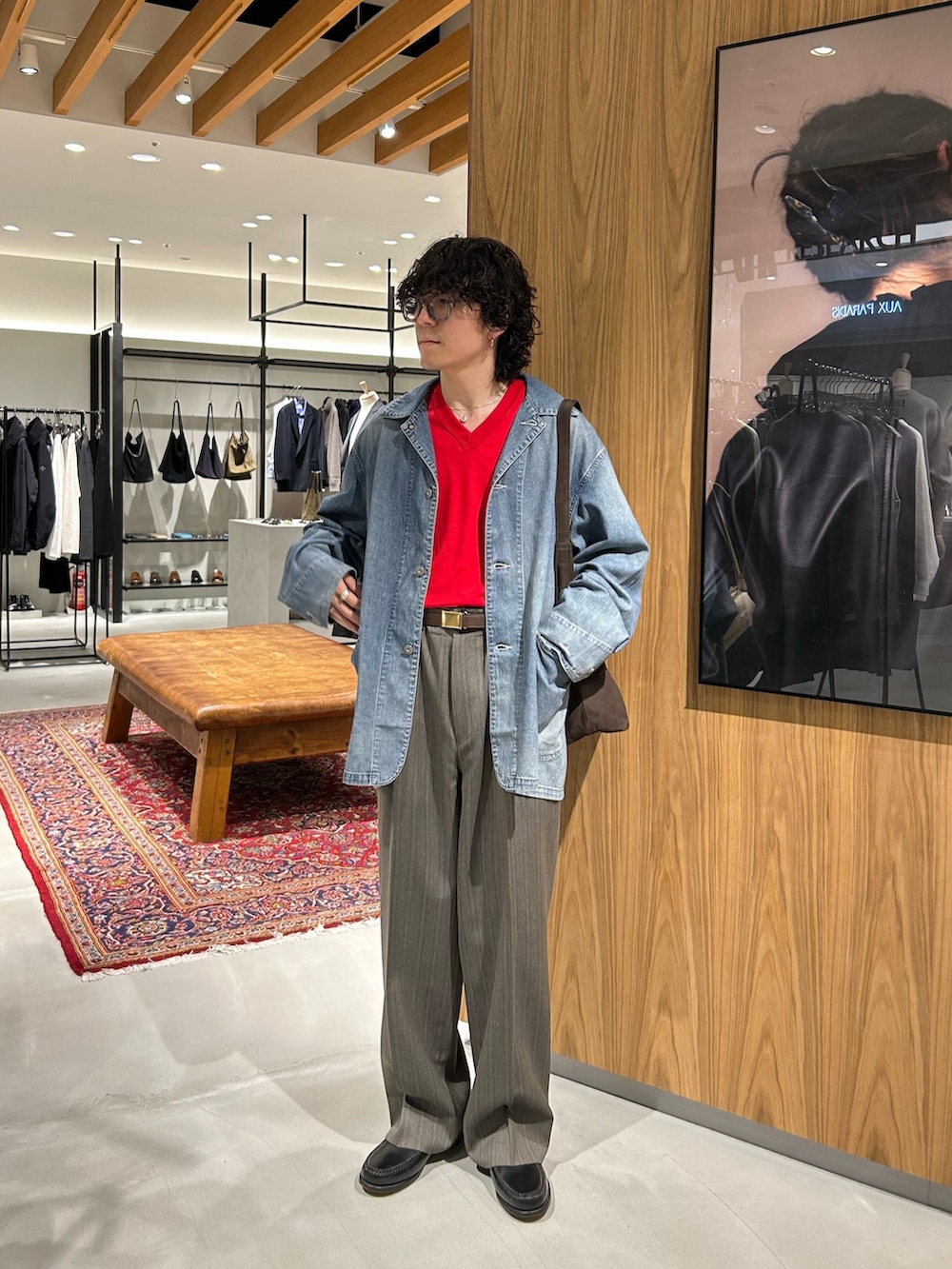 ブルー系のカバーオール、レッド系のニット/セーター、グレー系のその他パンツを着用したメンズの秋コーディネートの2枚目の写真