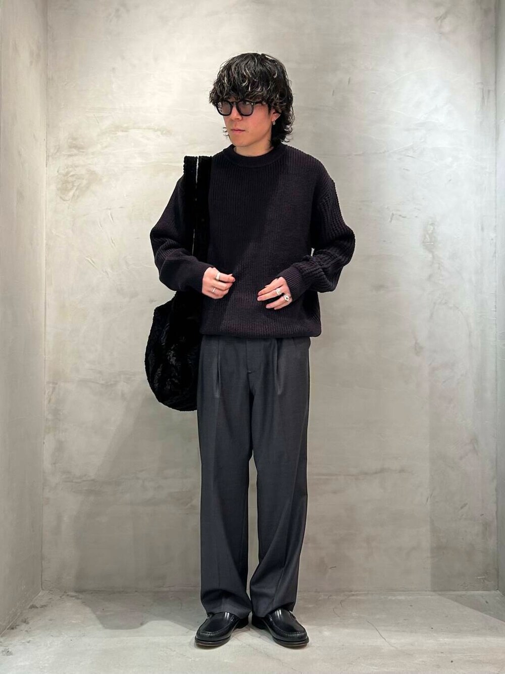 グレー系のその他パンツ、ブルー系のニット/セーターを着用したメンズの冬コーディネートの2枚目の写真