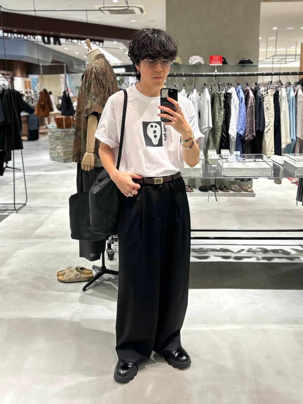 ホワイト系のTシャツ/カットソーを着用したメンズの夏コーディネートの3枚目の写真