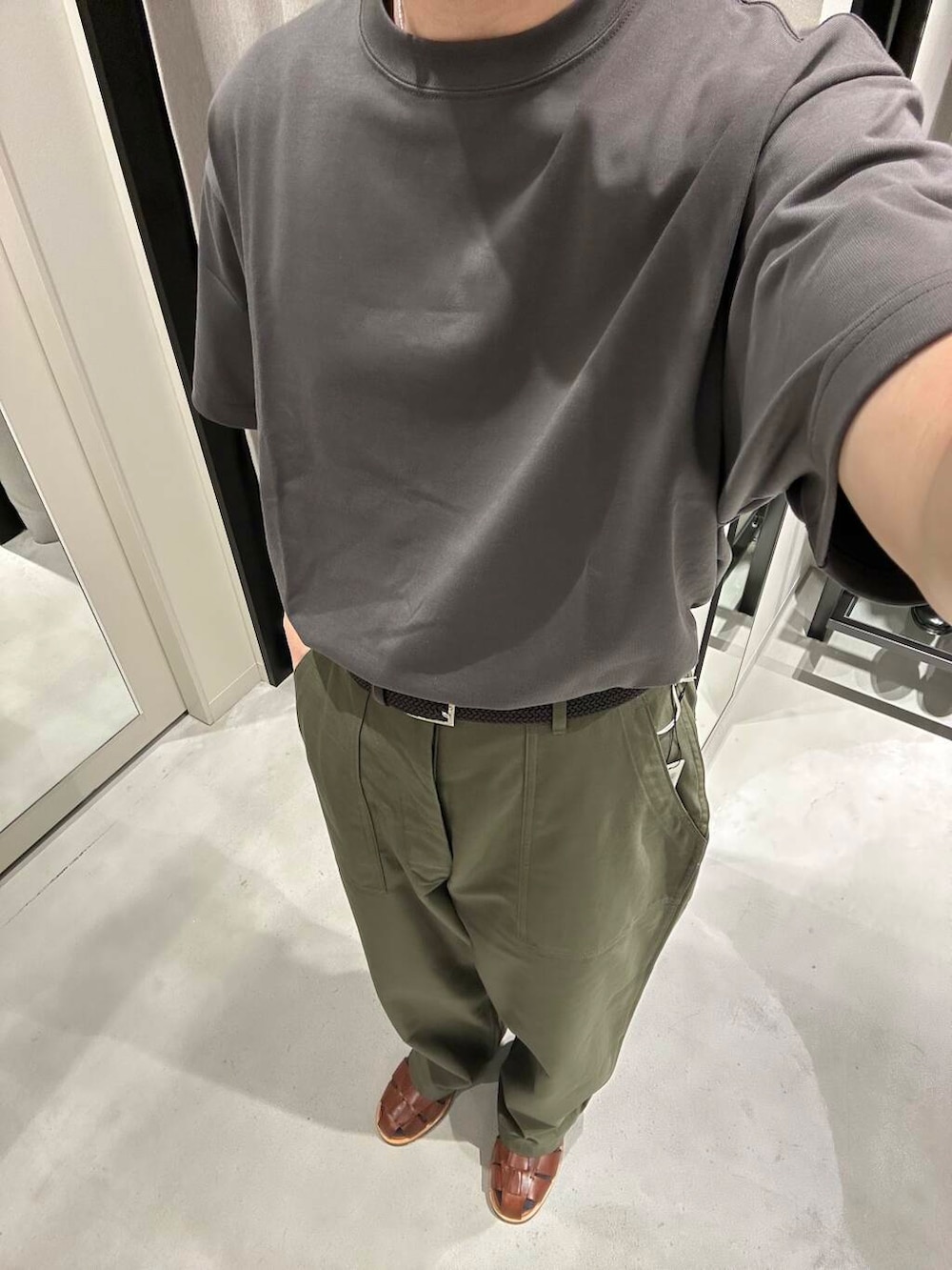 「別注、デートコーデ、newarrival、休日スタイル、綺麗めカジュアル、旅行コーデ、暑い、ここでしか手に入らない別注アイテム、スタッフのこれ買いました、わたしのイチ推しブランド、外遊びコーデ、newbasic、休日リラックススタイル、一枚で決まるtシャツ」｜「URBAN RESEARCHのPARABOOT　PACIFIC（サンダル、ブラウン系）」を使った、nishioka さん（メンズ・170cm）の夏コーディネートの3枚目の写真