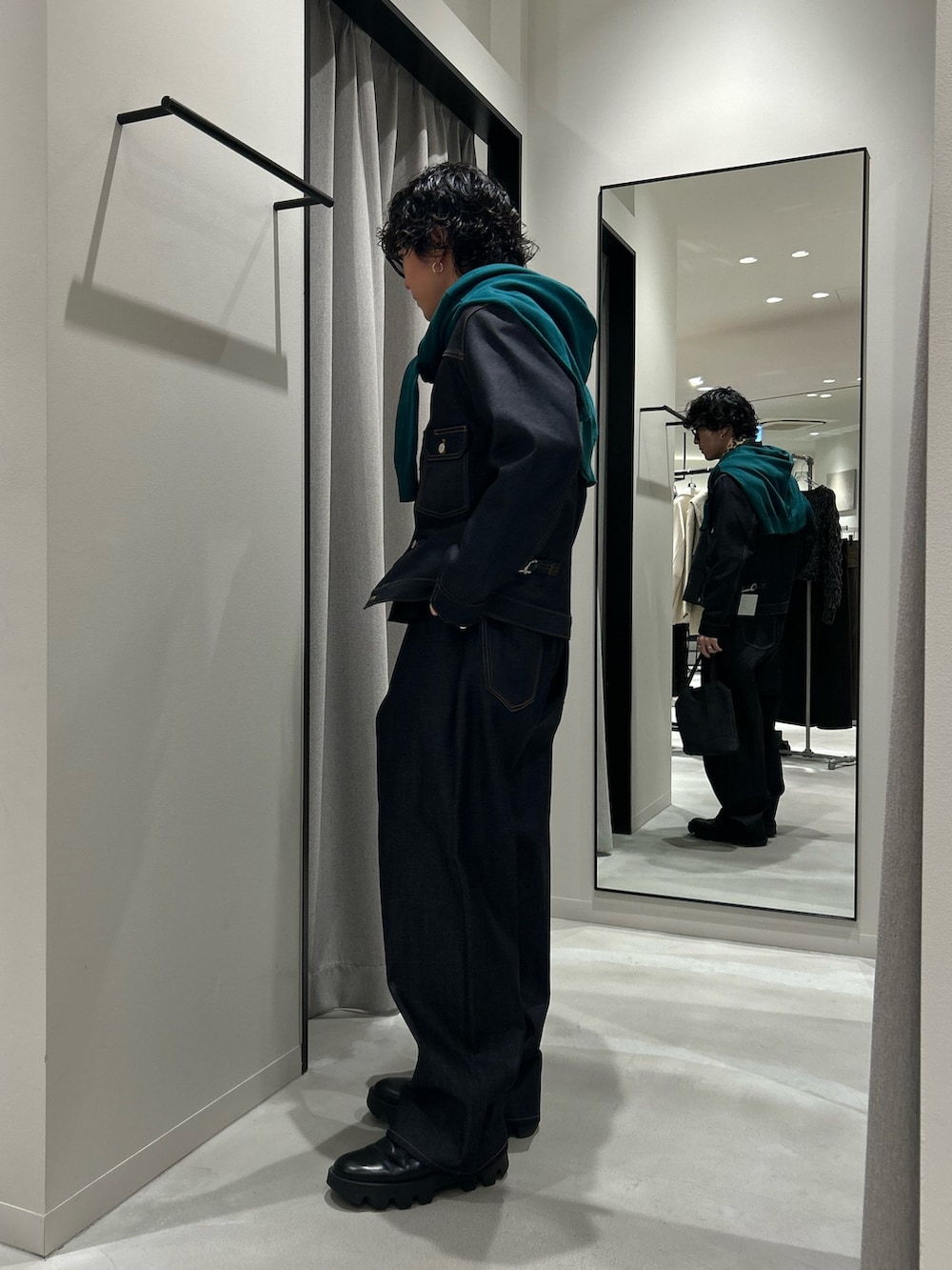 ブルー系のデニムパンツ、ブルー系のデニムジャケットを着用したメンズの冬コーディネートの3枚目の写真