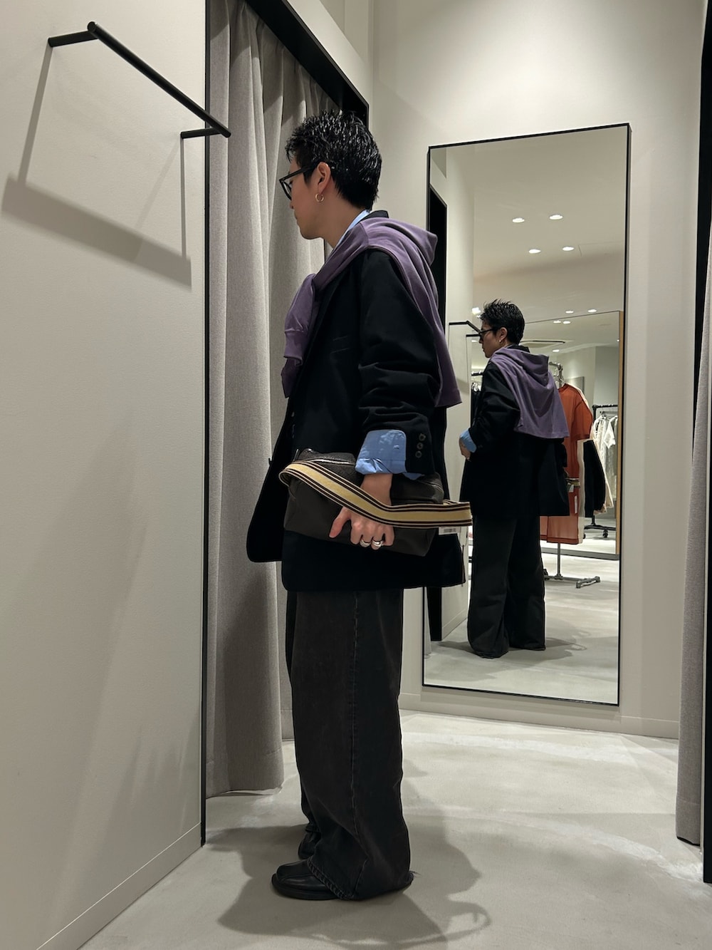 ブルー系のシャツ/ブラウス、ブラック系のその他アウターを着用したメンズの春コーディネートの3枚目の写真