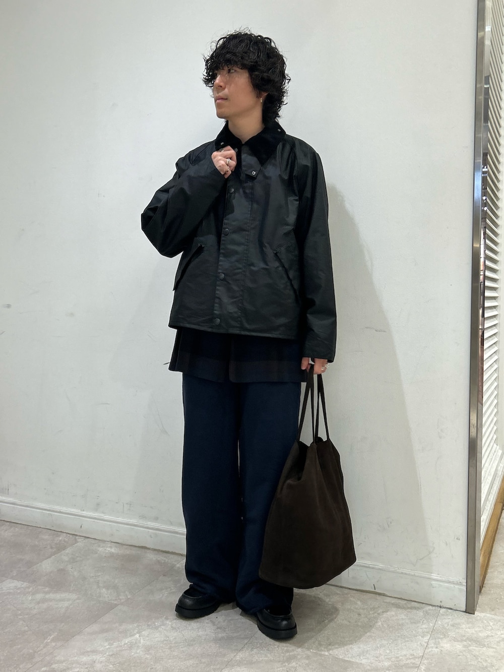 ブラック系のその他アウター、ブルー系のシャツ/ブラウス、ブルー系のスウェットパンツを着用したメンズの秋コーディネートの4枚目の写真