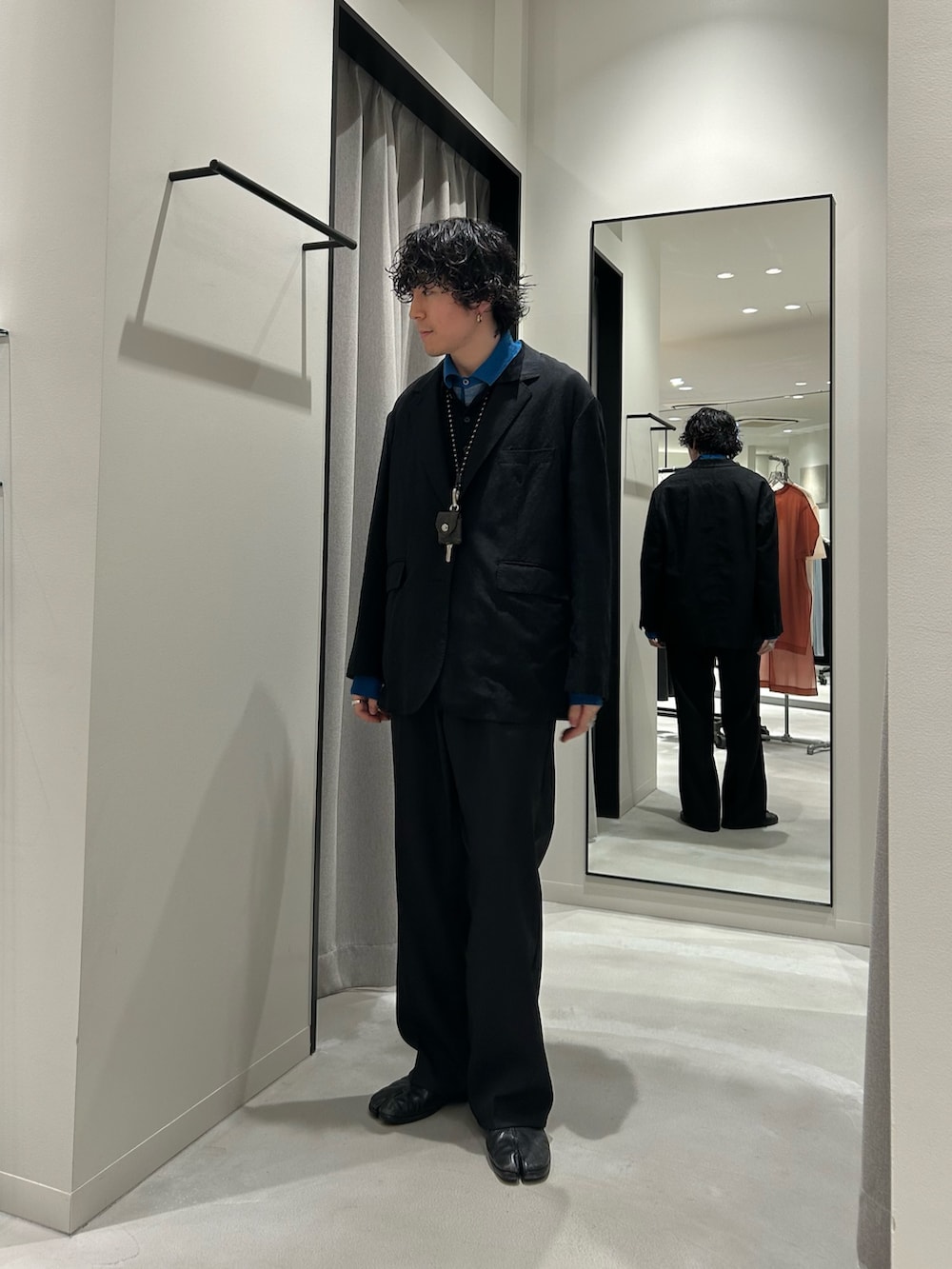 ブラック系のその他アウター、ブラック系のその他パンツを着用したメンズの冬コーディネートの3枚目の写真