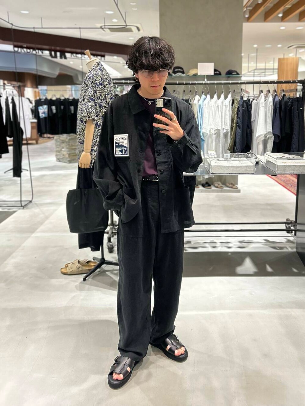 ブラック系のサンダル、ブラック系のその他パンツ、ブラック系のカバーオールを着用したメンズの夏コーディネートの3枚目の写真