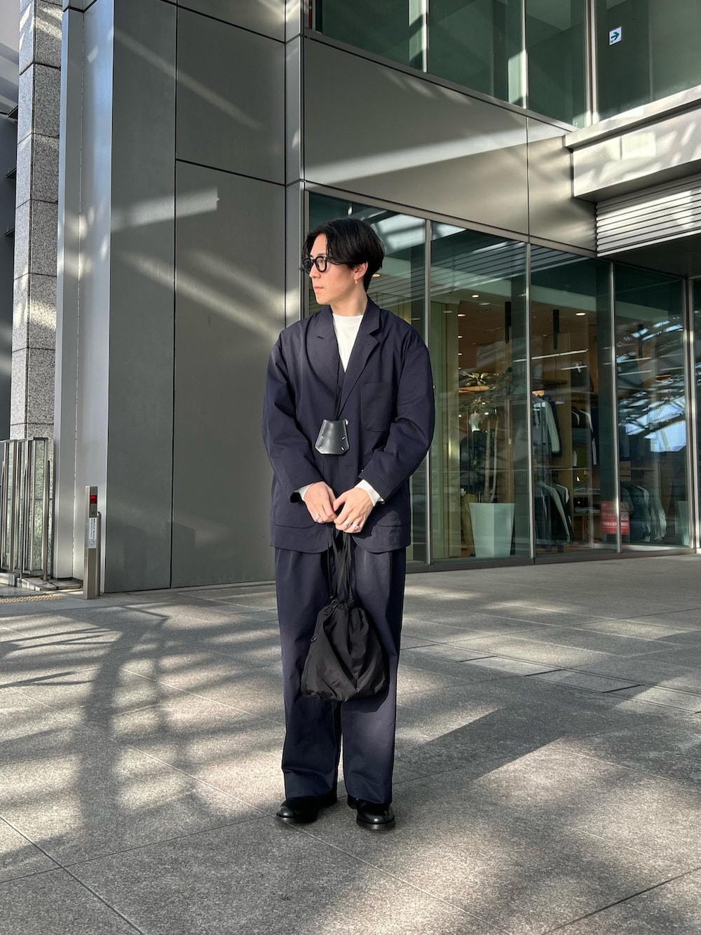 ブルー系のその他パンツ、ブルー系のその他アウター、ブラック系のドレスシューズを着用したメンズの春コーディネートの2枚目の写真