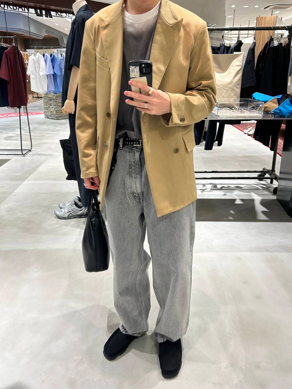 ブラック系のその他シューズ、グレー系のTシャツ/カットソー、ベージュ系のその他アウターを着用したメンズの春コーディネートの2枚目の写真