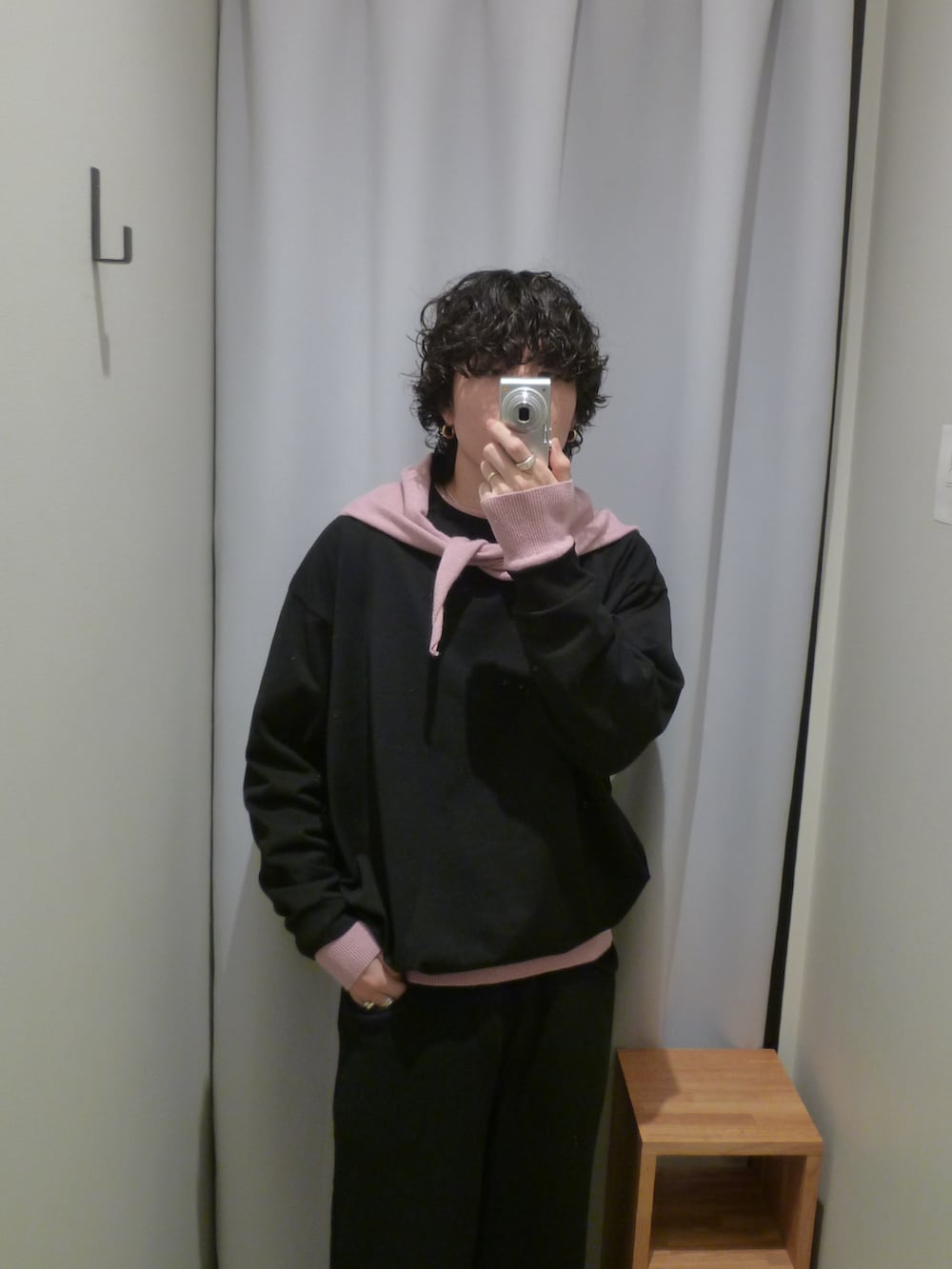 ブラック系のスウェットパンツ、ピンク系のニット/セーター、ピンク系のニット/セーターを着用したメンズの秋コーディネートの2枚目の写真