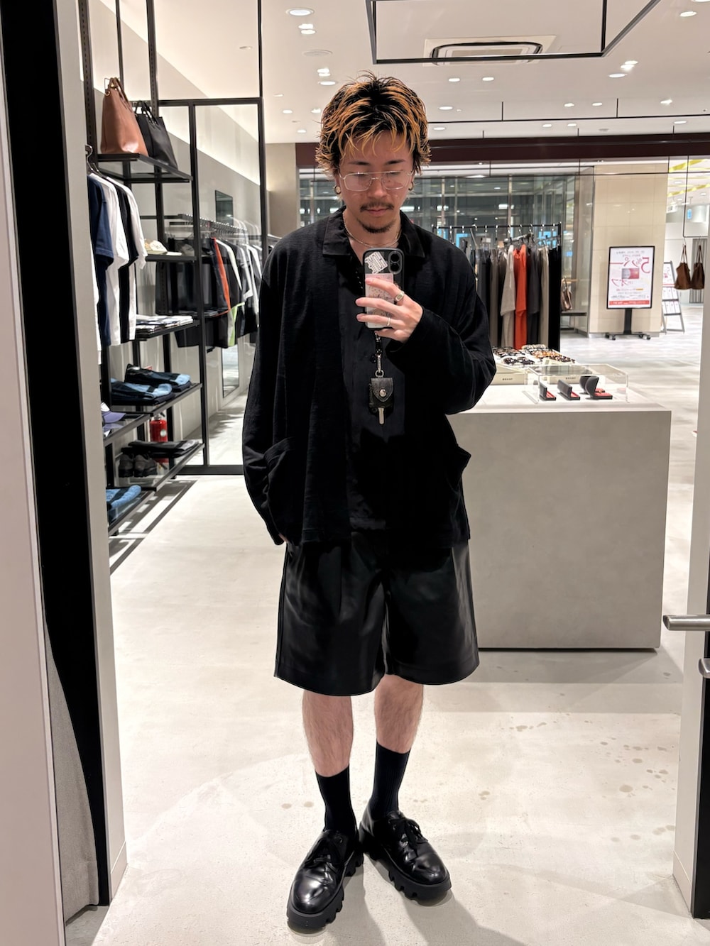 ブラック系のカーディガン/ボレロ、ブラック系のその他パンツを着用したメンズの夏コーディネートの3枚目の写真
