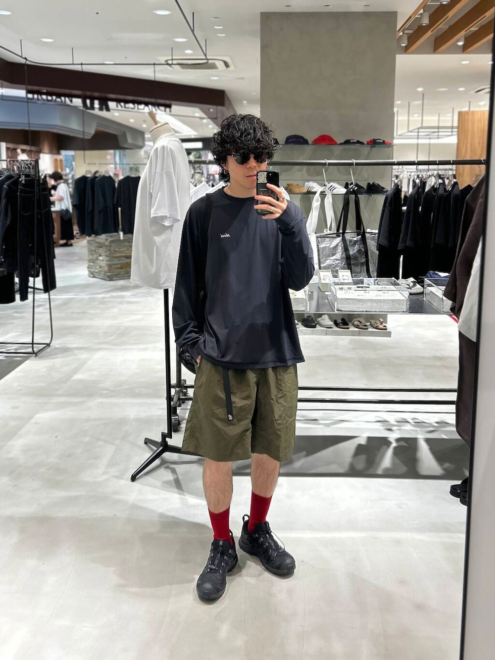 グリーン系のその他パンツ、ブラック系のショルダーバッグ、ブラック系のTシャツ/カットソーを着用したメンズの夏コーディネートの3枚目の写真