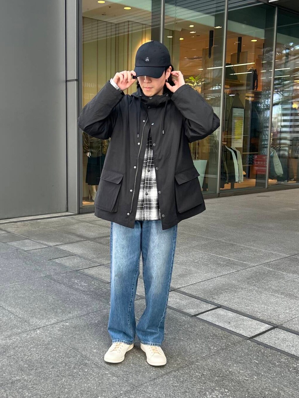ブラック系のミリタリージャケット、ブラック系のシャツ/ブラウス、ブルー系のデニムパンツを着用したメンズの冬コーディネートの2枚目の写真