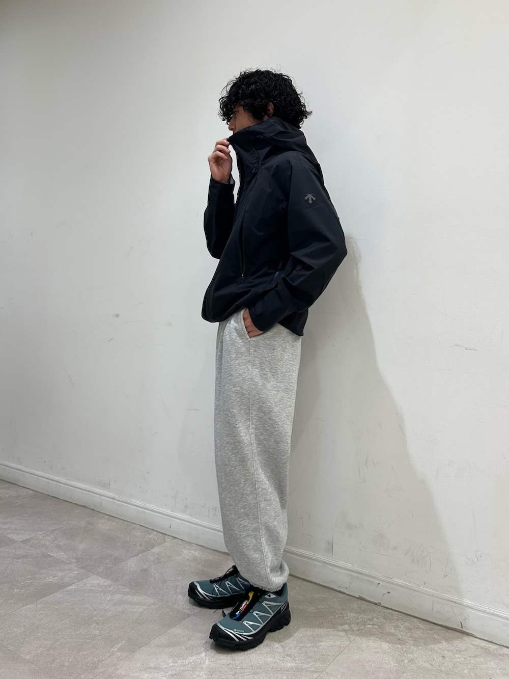 グレー系のその他パンツ、ブルー系のスニーカー、グリーン系のテーラードジャケットを着用したメンズの秋コーディネートの3枚目の写真