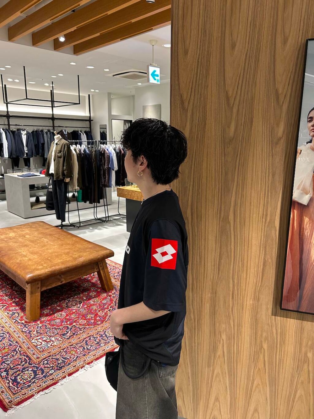 「別注、デートコーデ、newarrival、休日スタイル、綺麗めカジュアル、旅行コーデ、暑い、ここでしか手に入らない別注アイテム、スタッフのこれ買いました、わたしのイチ推しブランド、外遊びコーデ、newbasic、lotto、トレンドシャツ」｜「SENSE OF PLACE by URBAN RESEARCHのヴィンテージライクデニムワイドパンツ（デニムパンツ、ブラック系）」を使った、nishioka さん（メンズ・170cm）の春コーディネートの4枚目の写真