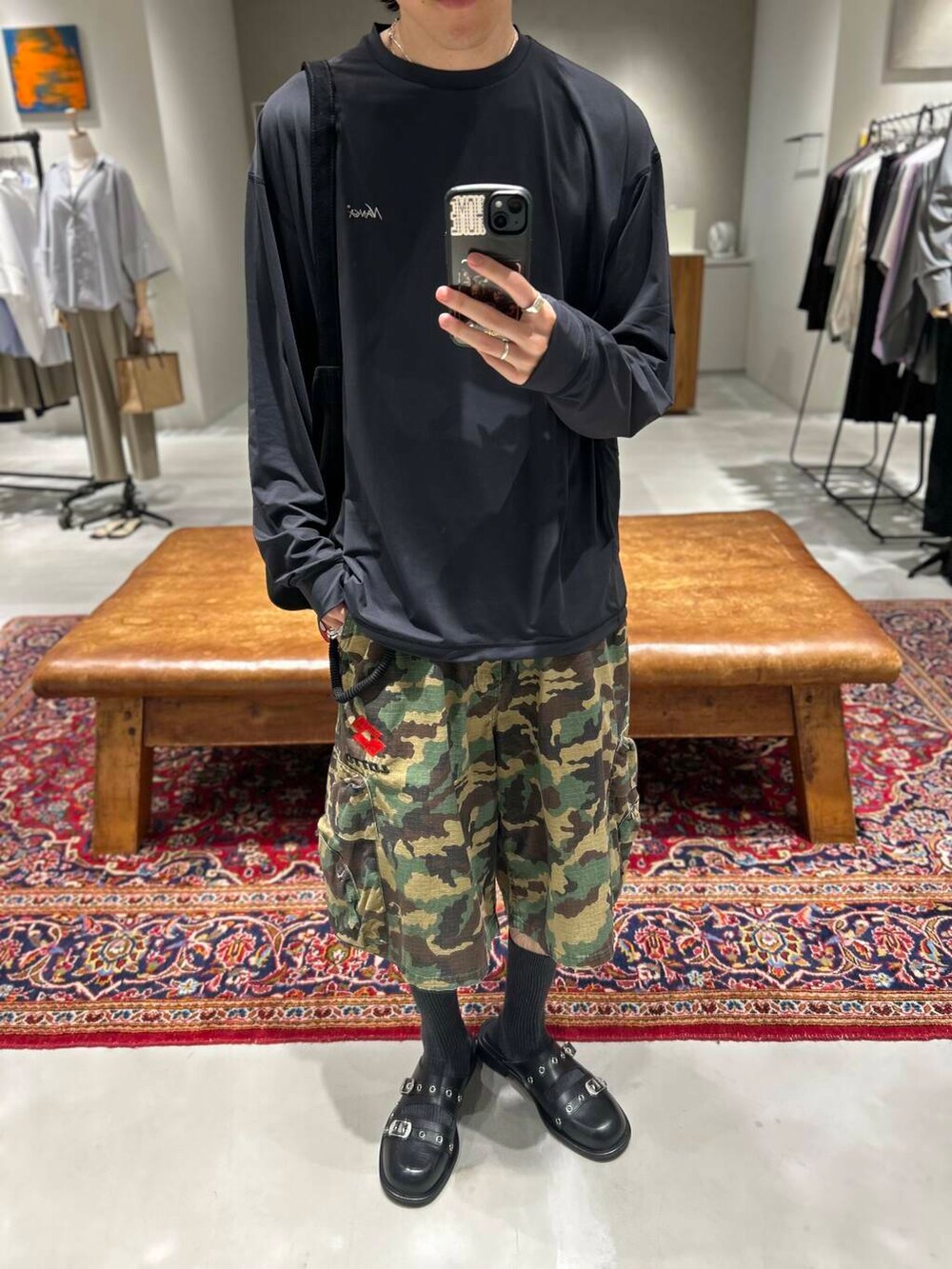 その他のその他パンツ、ブラック系のTシャツ/カットソーを着用したメンズの夏コーディネートの3枚目の写真